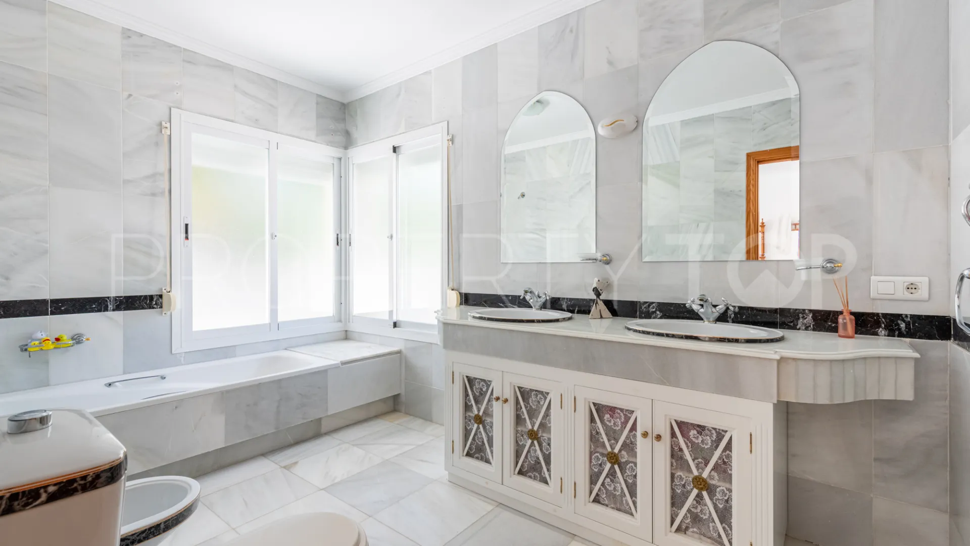 Estepona, casa a la venta con 5 dormitorios
