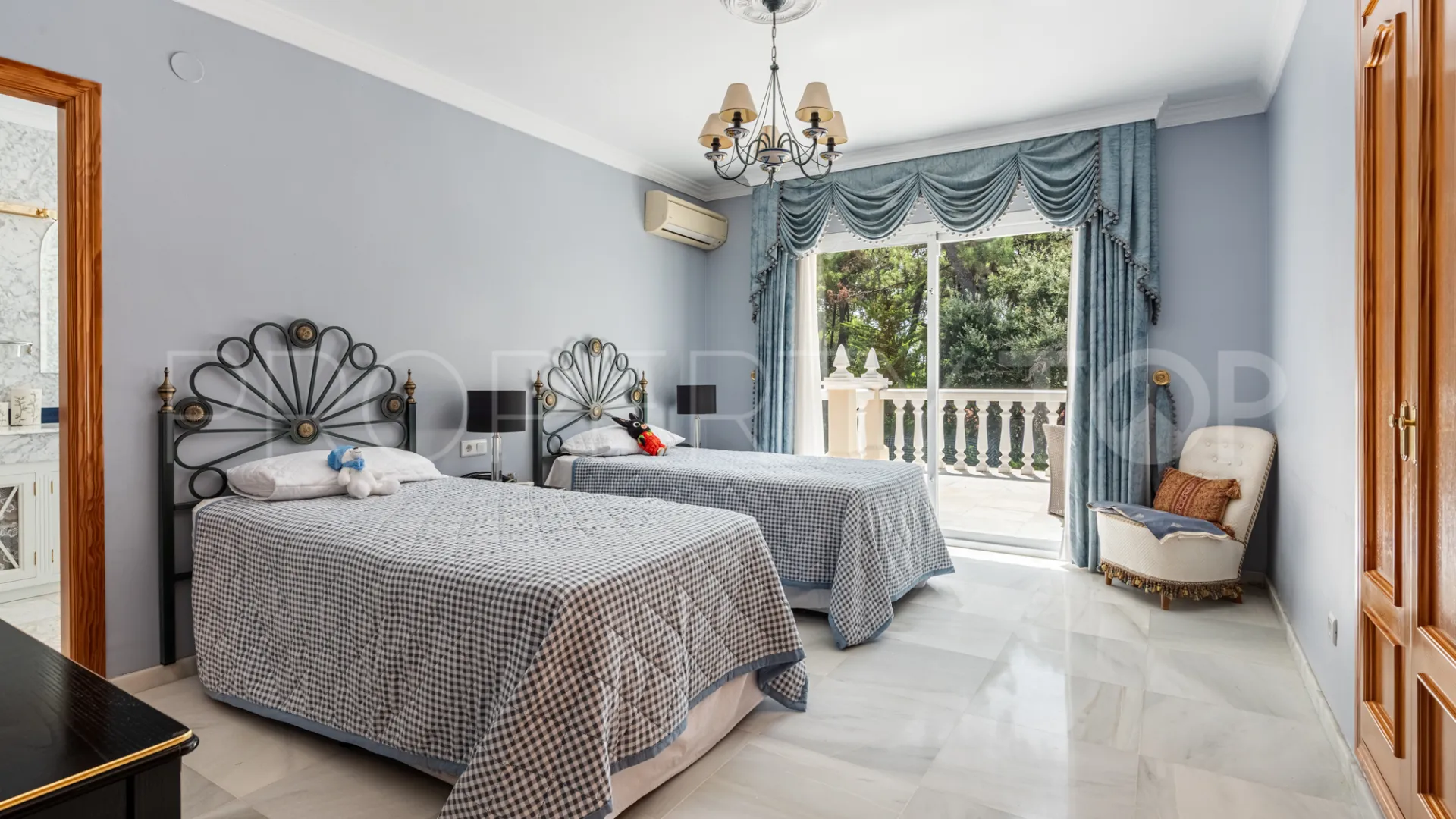 Estepona, casa a la venta con 5 dormitorios