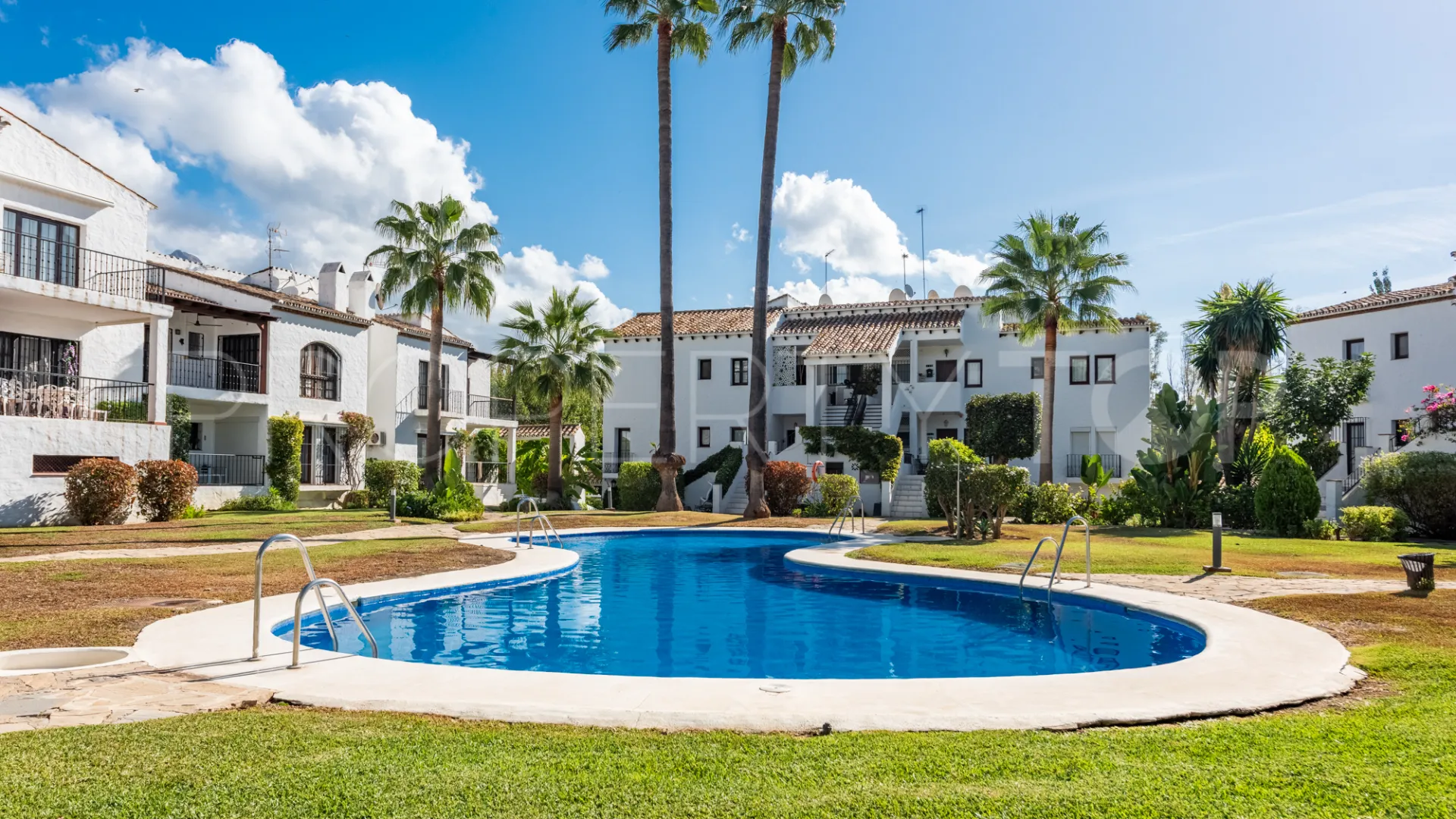Buy 3 bedrooms ground floor apartment in Nueva Andalucia