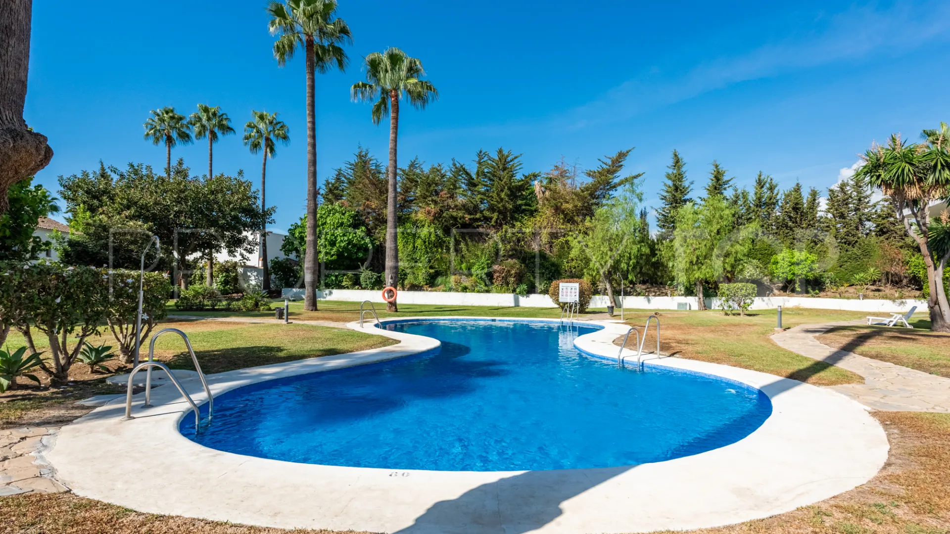 Buy 3 bedrooms ground floor apartment in Nueva Andalucia