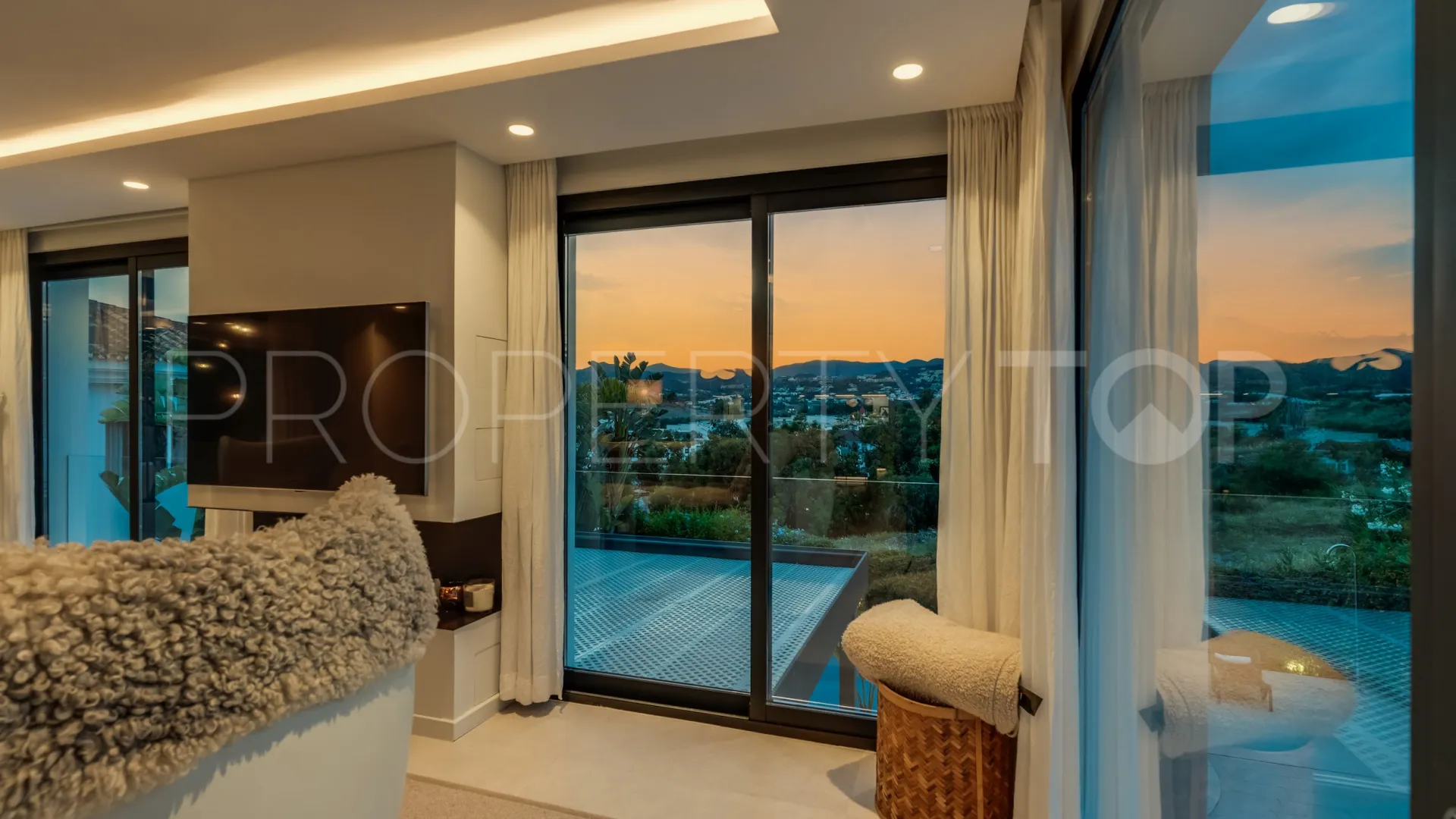 Nueva Andalucia, villa en venta de 4 dormitorios