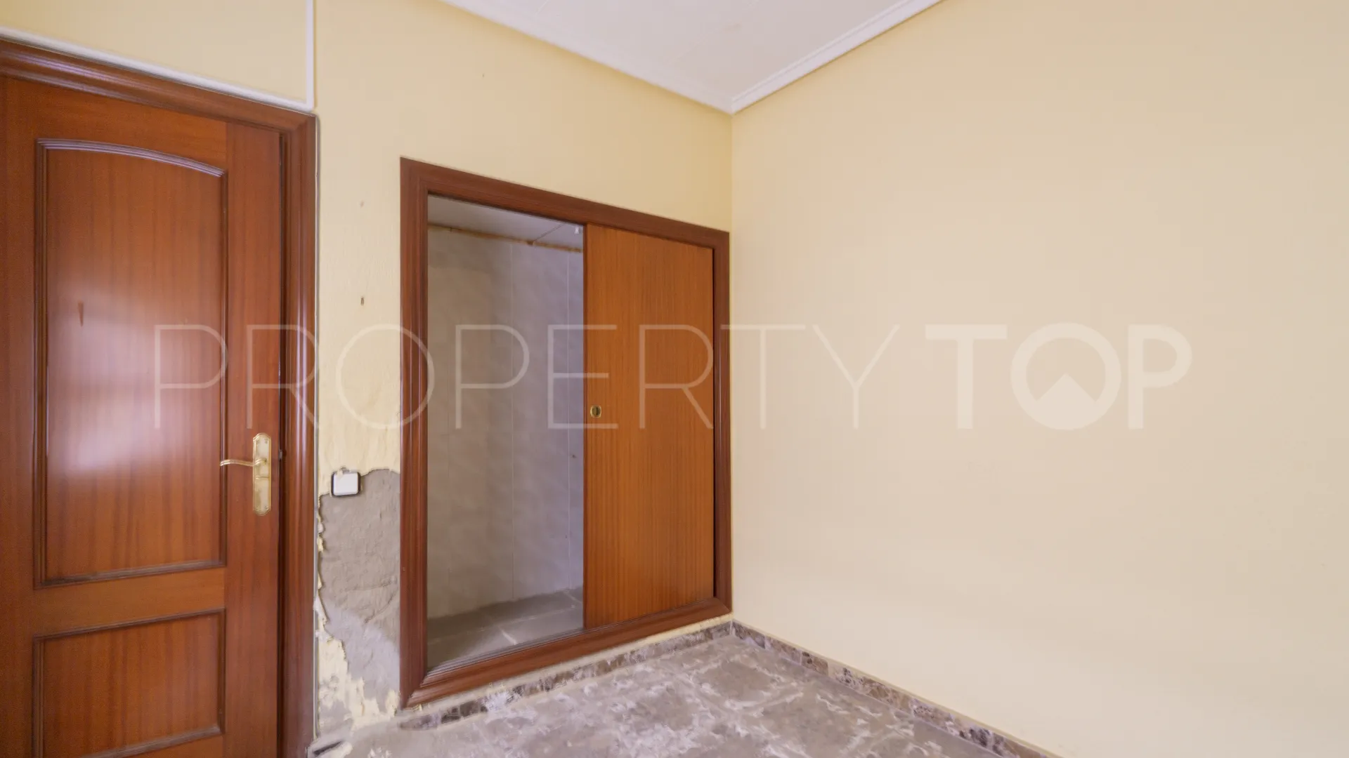For sale ground floor apartment with 4 bedrooms in Torrevieja