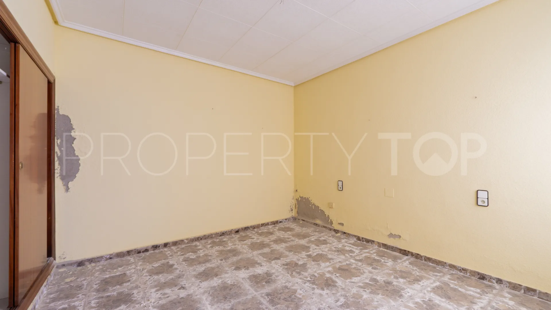 For sale ground floor apartment with 4 bedrooms in Torrevieja