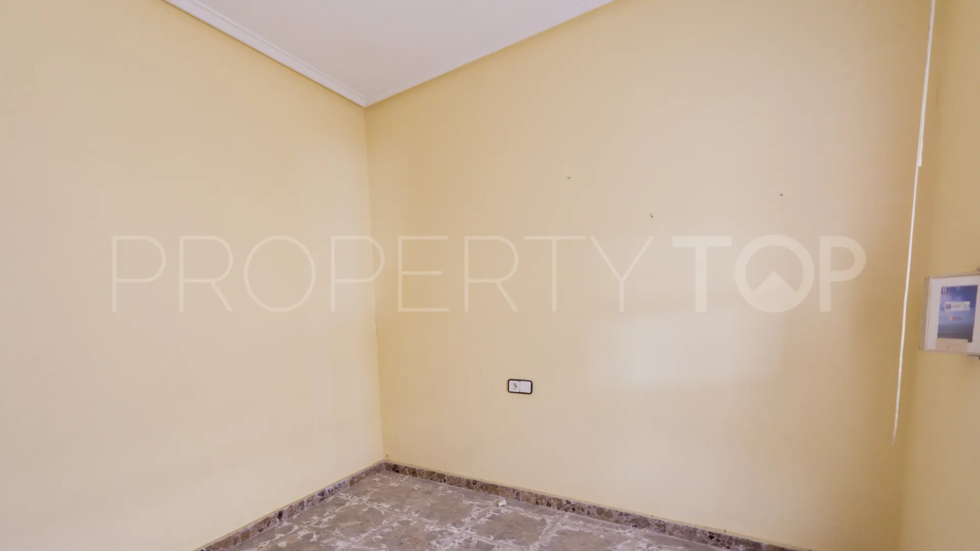 For sale ground floor apartment with 4 bedrooms in Torrevieja