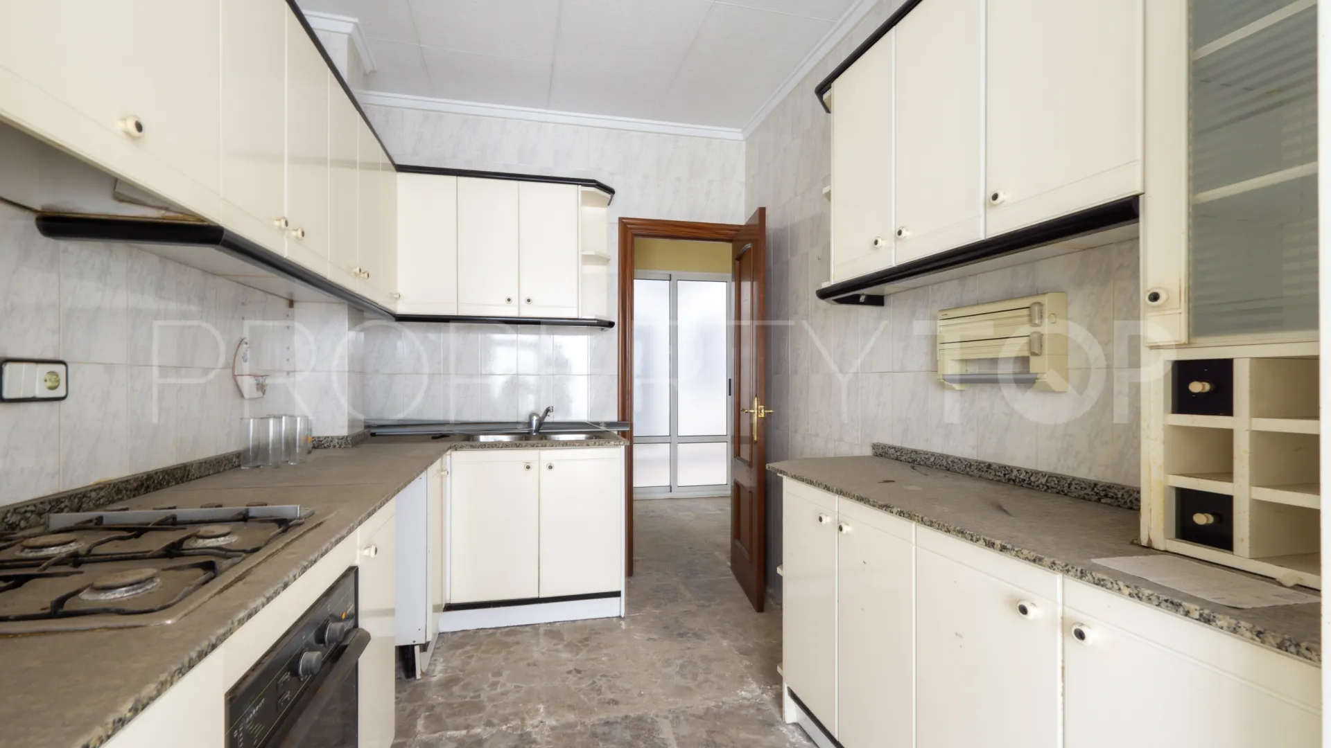 For sale ground floor apartment with 4 bedrooms in Torrevieja