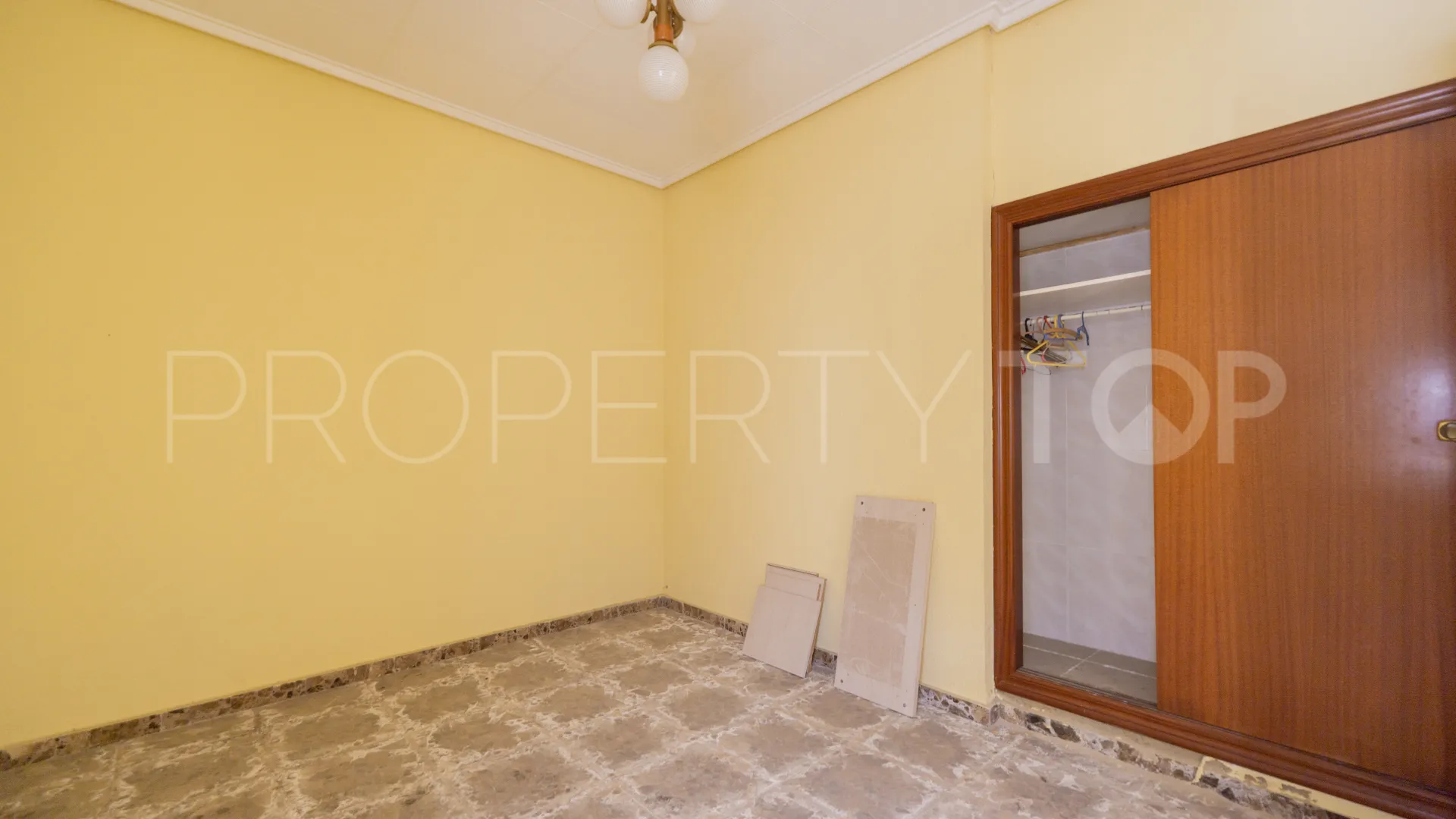 For sale ground floor apartment with 4 bedrooms in Torrevieja