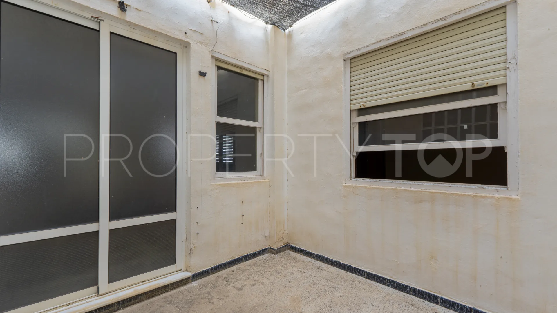 For sale ground floor apartment with 4 bedrooms in Torrevieja
