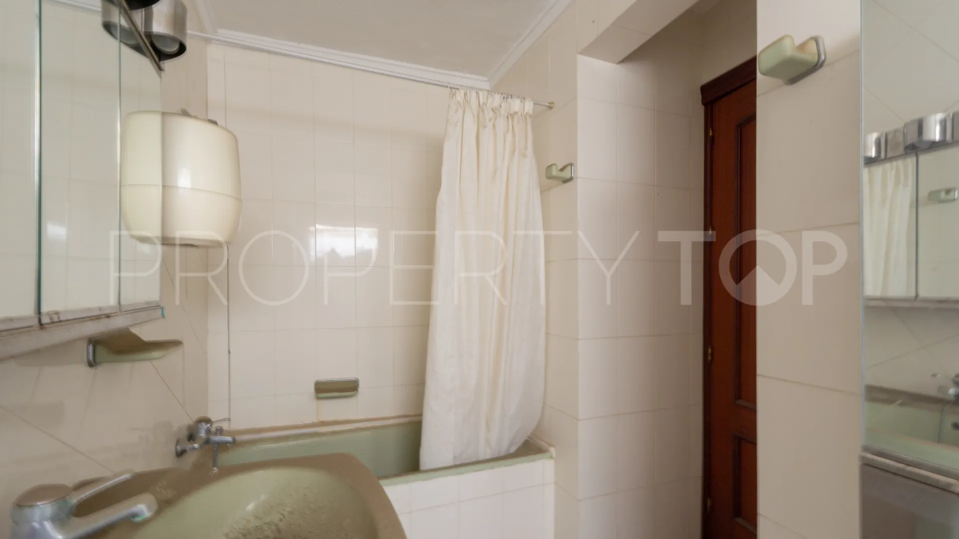 For sale ground floor apartment with 4 bedrooms in Torrevieja