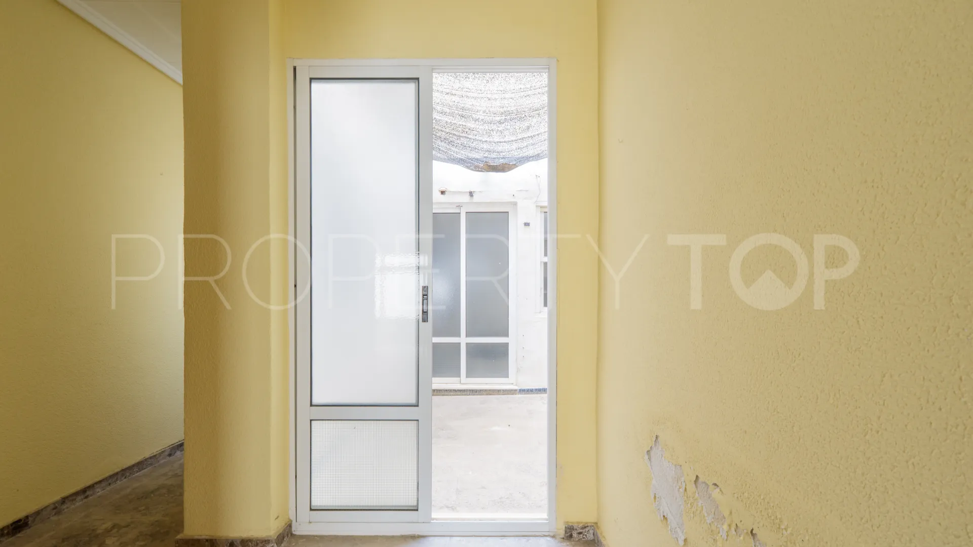 For sale ground floor apartment with 4 bedrooms in Torrevieja