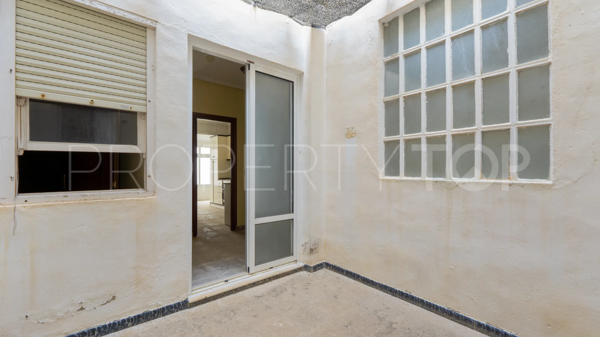 For sale ground floor apartment with 4 bedrooms in Torrevieja