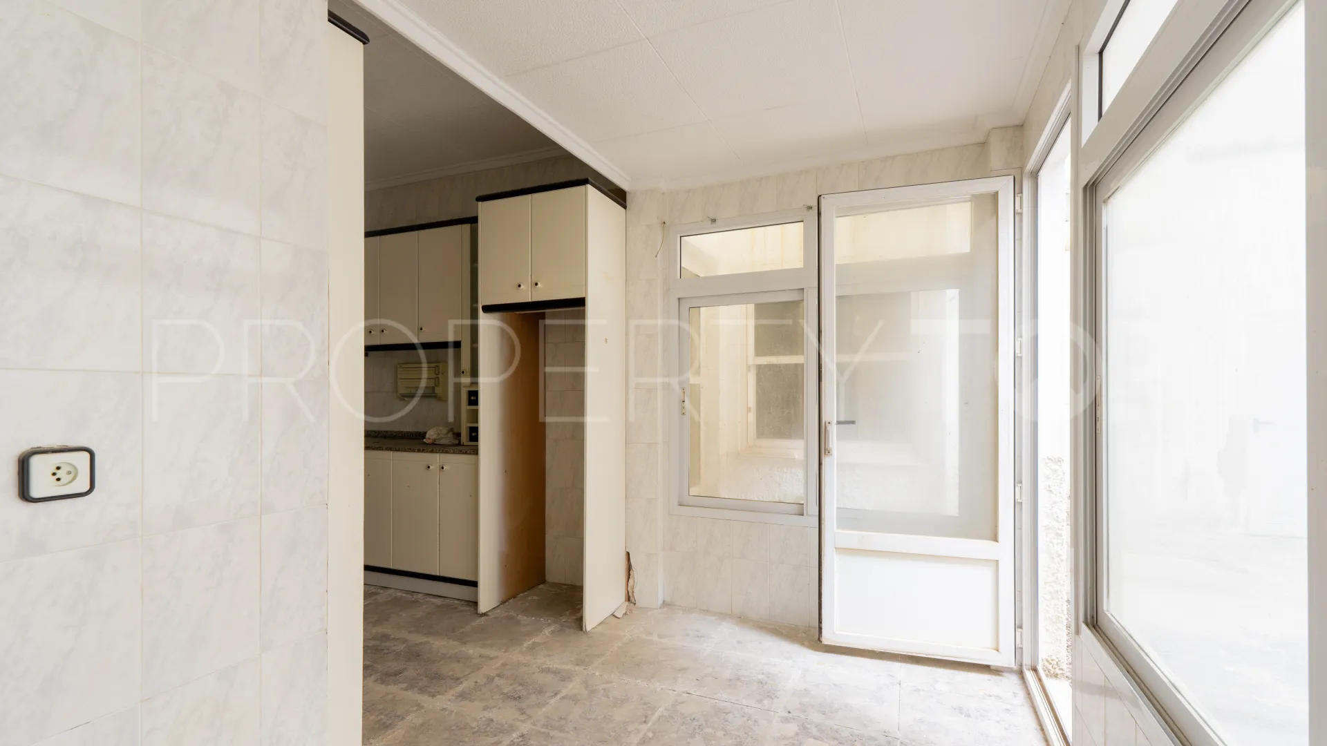 For sale ground floor apartment with 4 bedrooms in Torrevieja