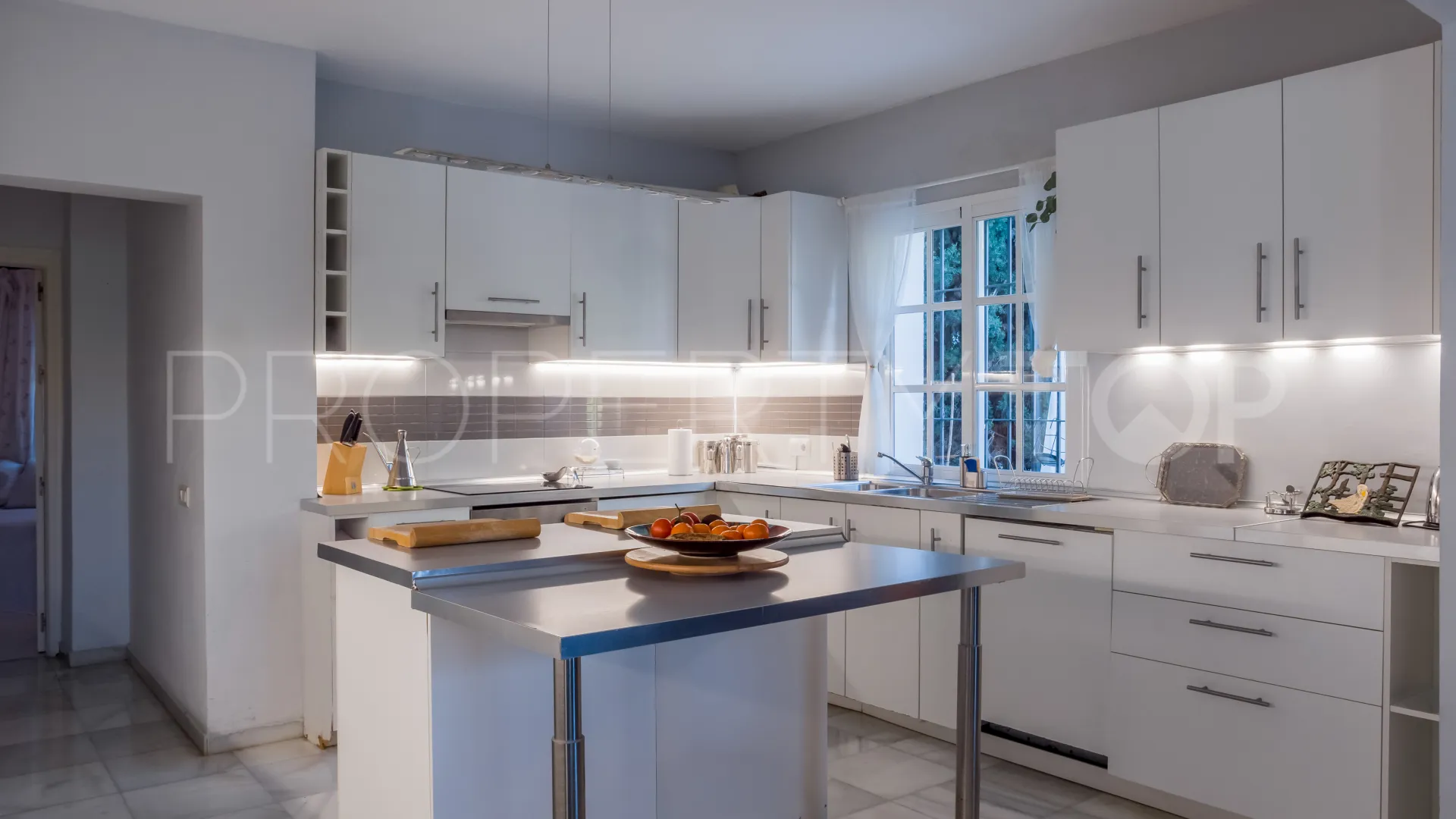 Villa with 5 bedrooms for sale in Nueva Andalucia