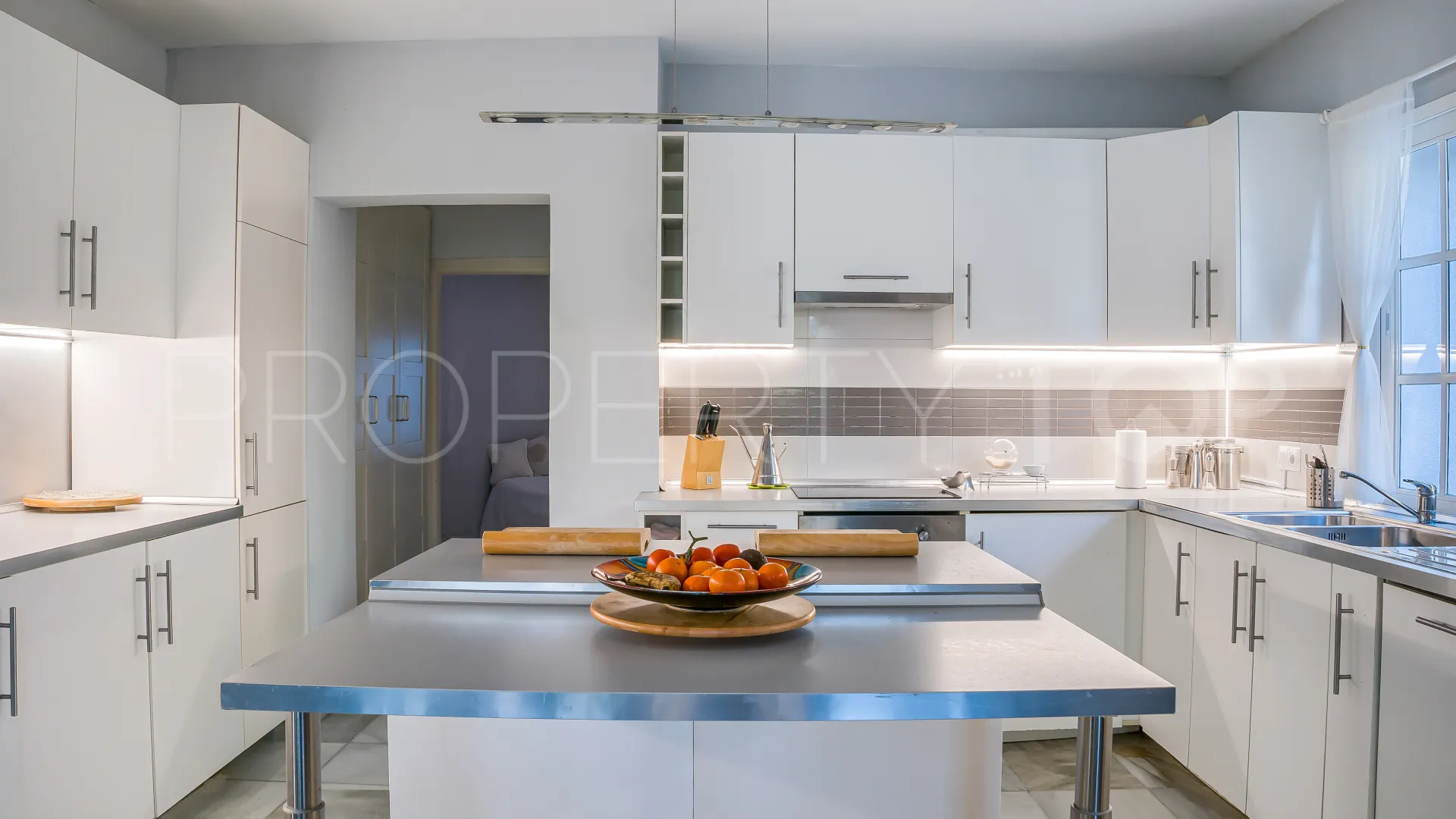 Villa with 5 bedrooms for sale in Nueva Andalucia