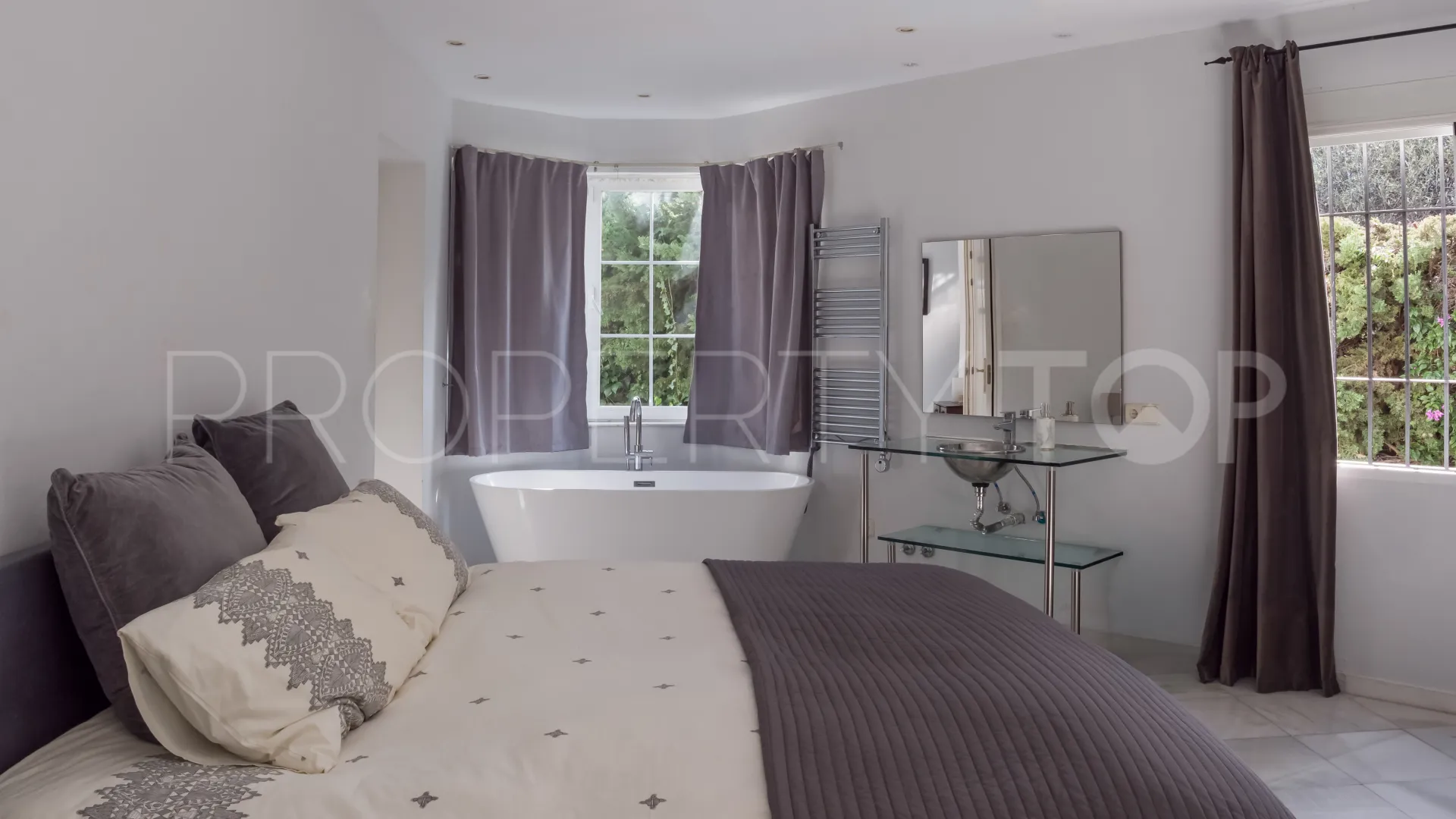 Villa with 5 bedrooms for sale in Nueva Andalucia