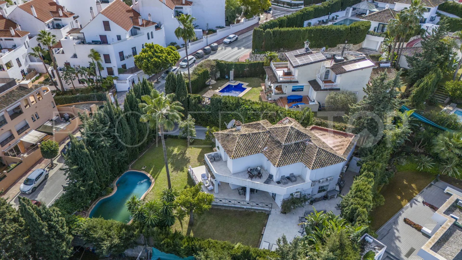 Villa with 5 bedrooms for sale in Nueva Andalucia