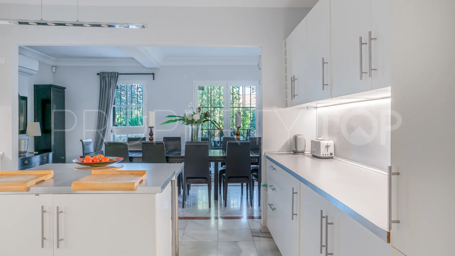 Villa with 5 bedrooms for sale in Nueva Andalucia