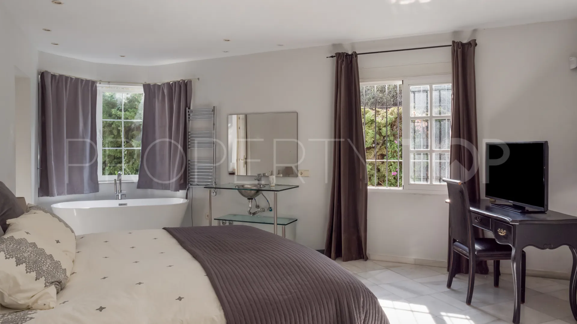 Villa with 5 bedrooms for sale in Nueva Andalucia