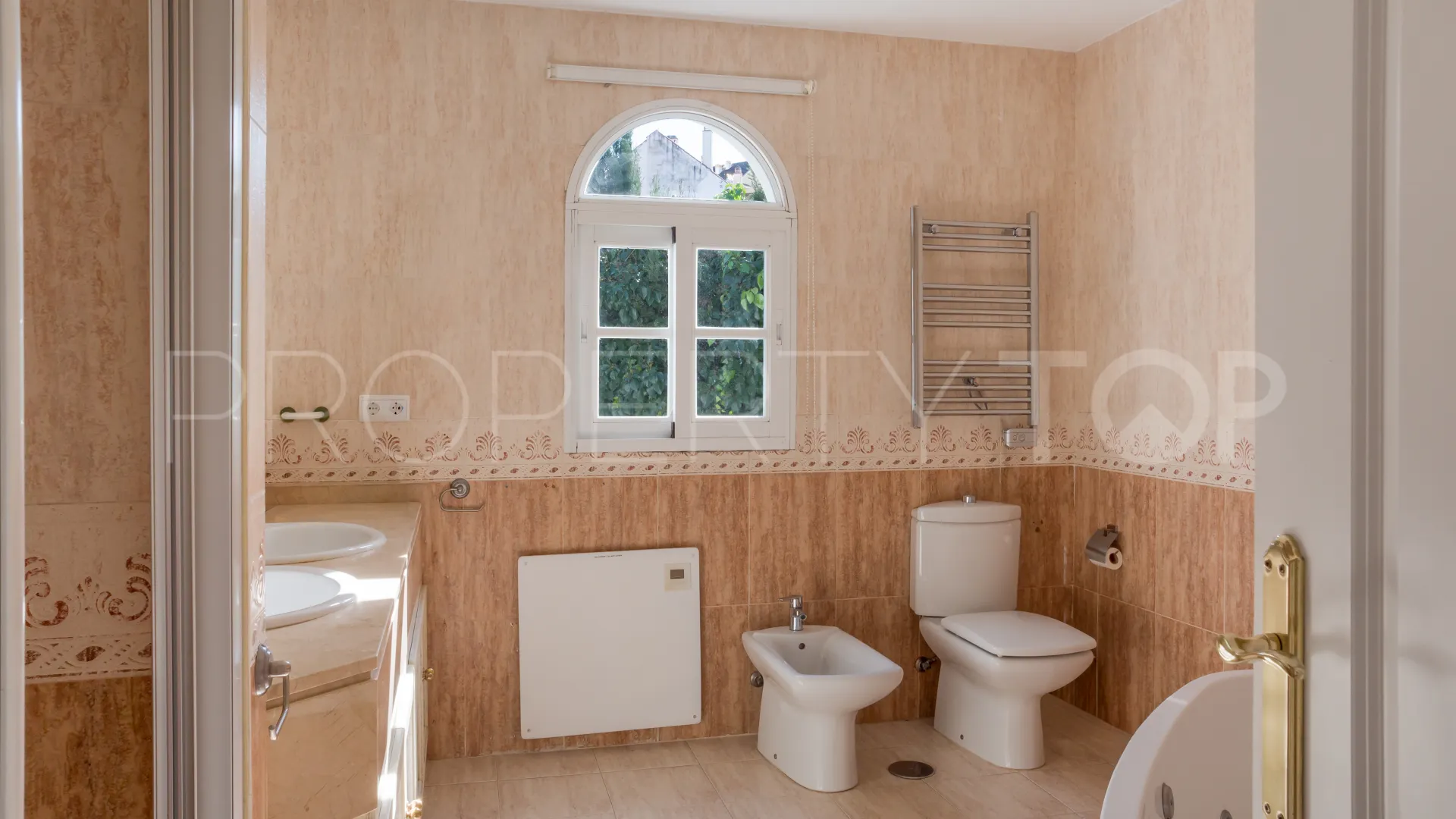 Villa with 5 bedrooms for sale in Nueva Andalucia