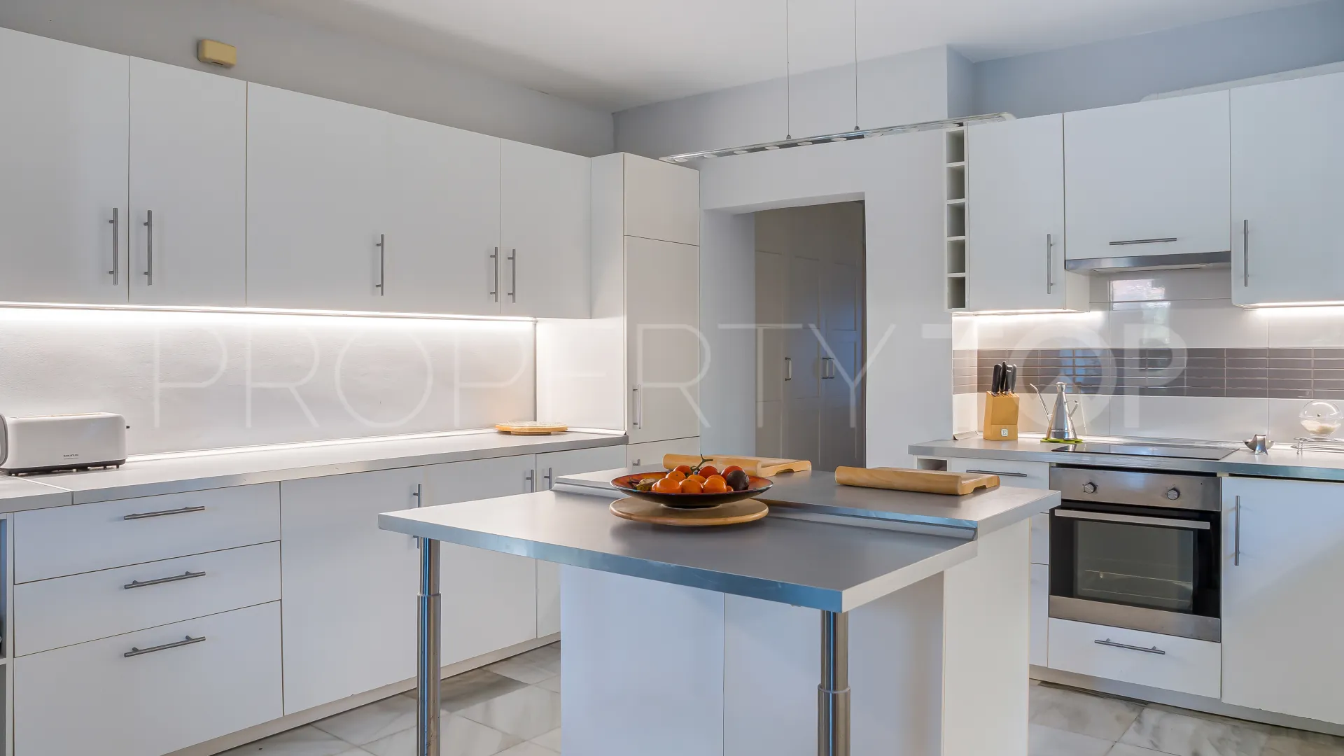 Villa with 5 bedrooms for sale in Nueva Andalucia