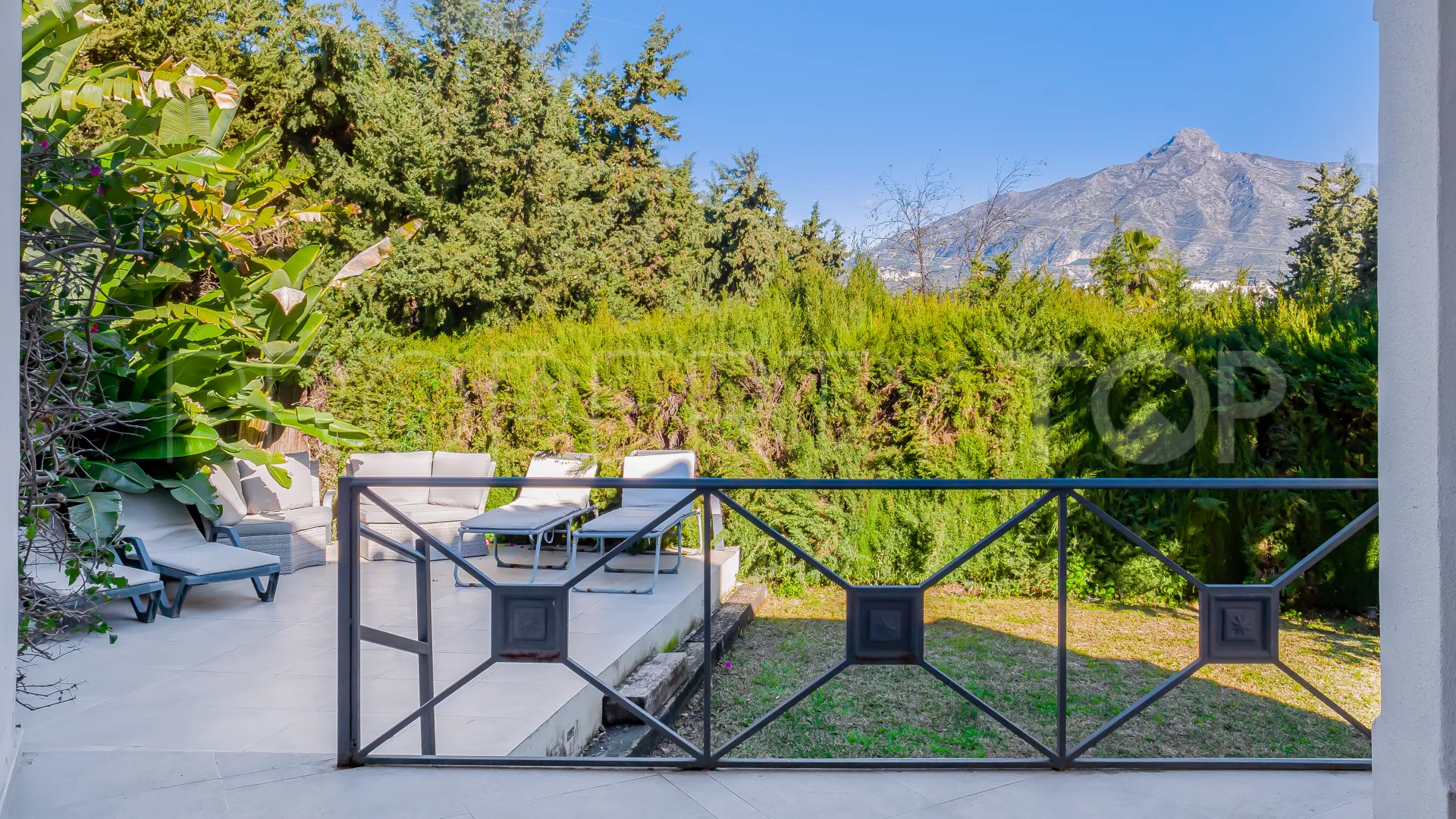 Villa with 5 bedrooms for sale in Nueva Andalucia