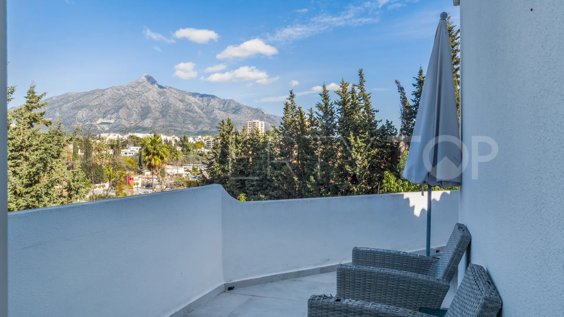 Villa with 5 bedrooms for sale in Nueva Andalucia