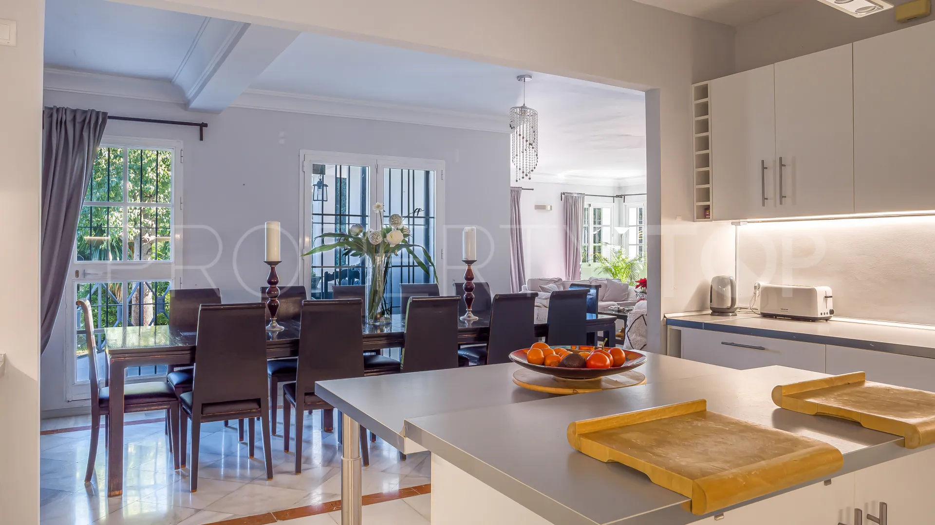 Villa with 5 bedrooms for sale in Nueva Andalucia