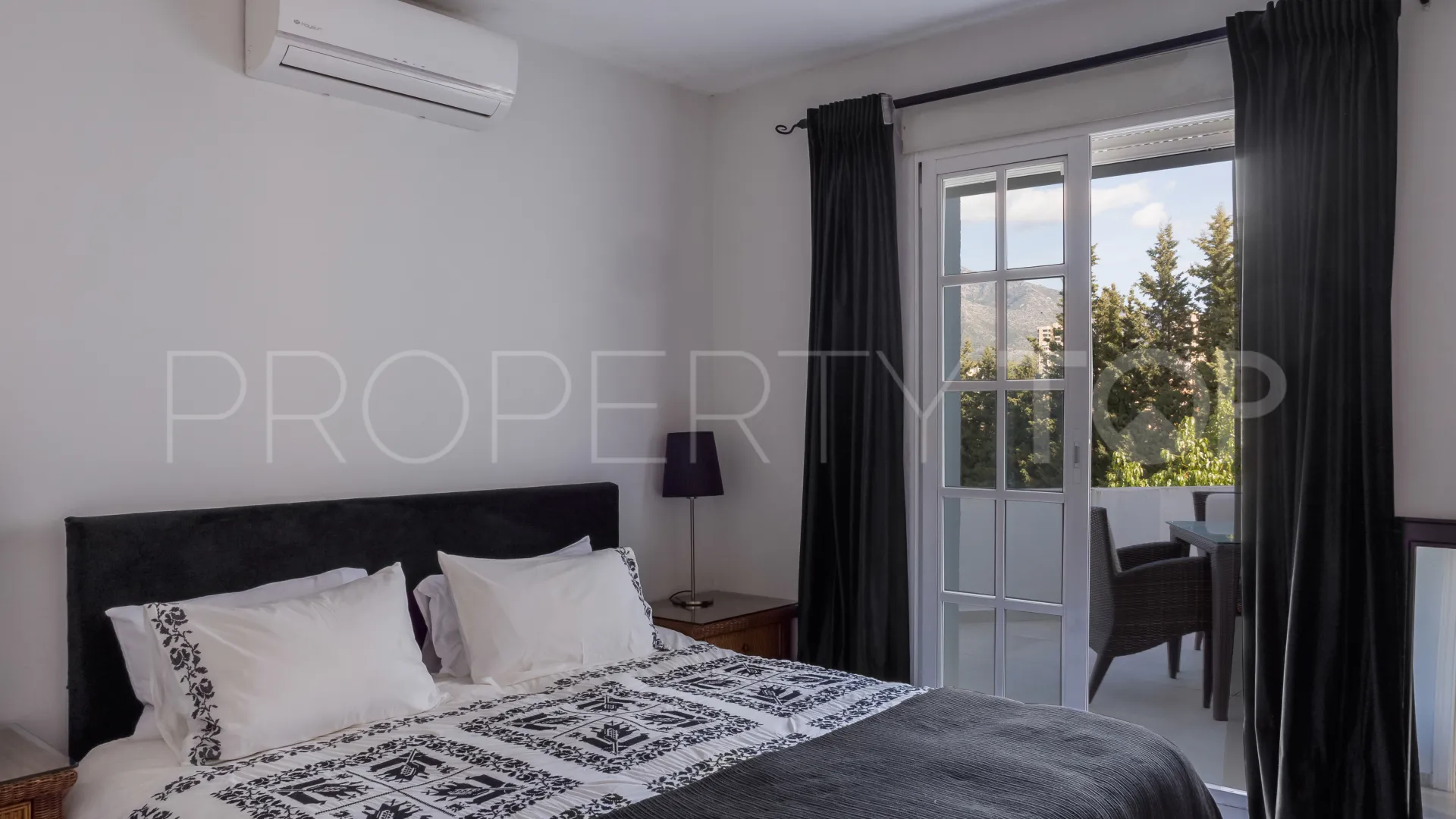 Villa with 5 bedrooms for sale in Nueva Andalucia