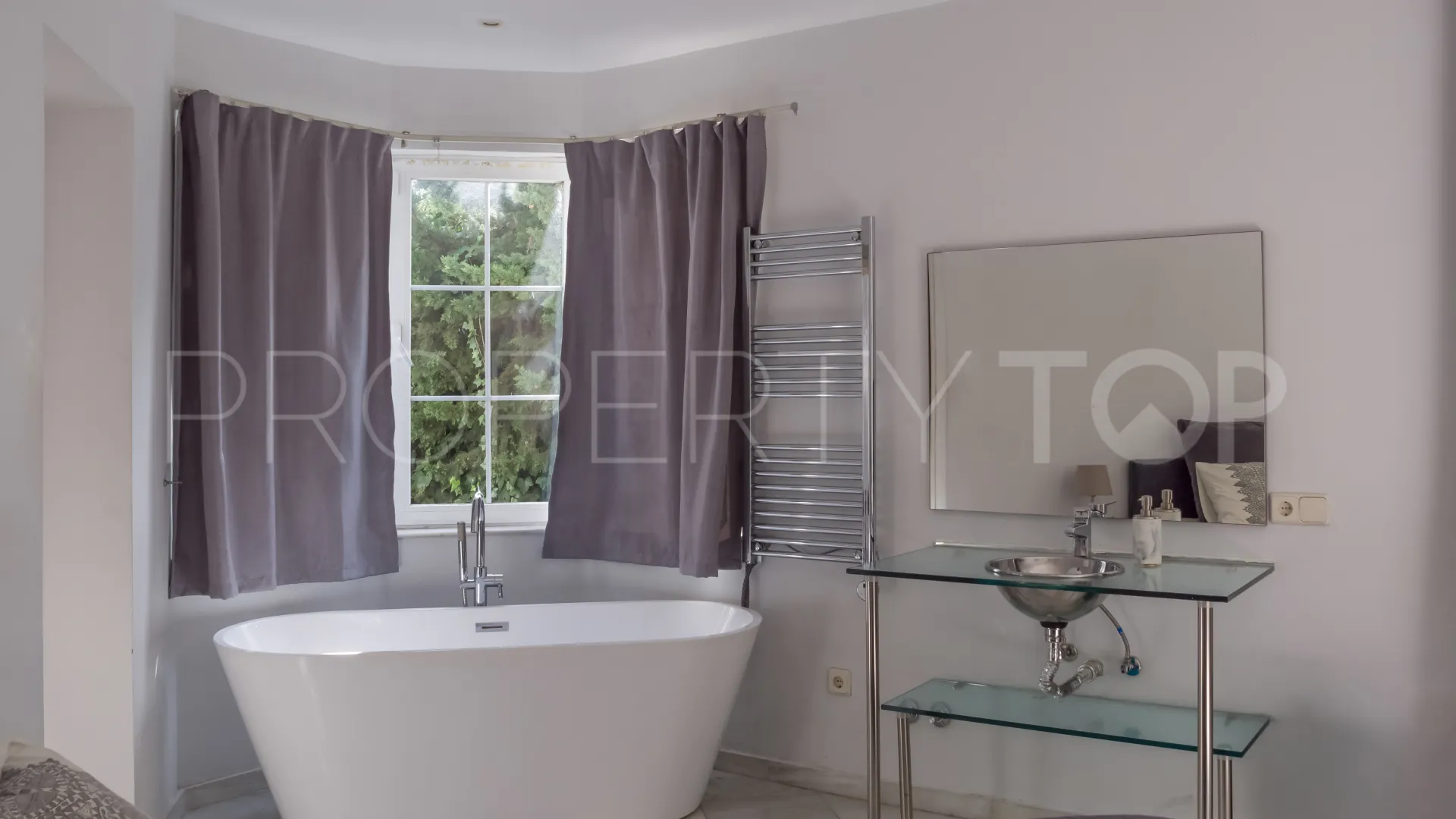 Villa with 5 bedrooms for sale in Nueva Andalucia