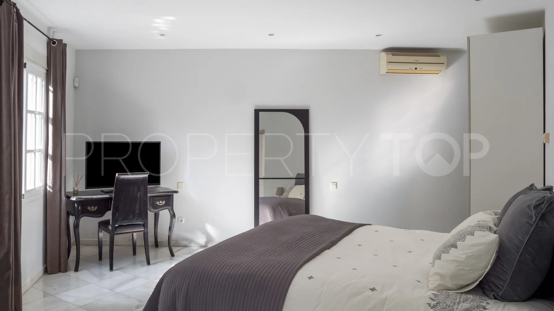 Villa with 5 bedrooms for sale in Nueva Andalucia