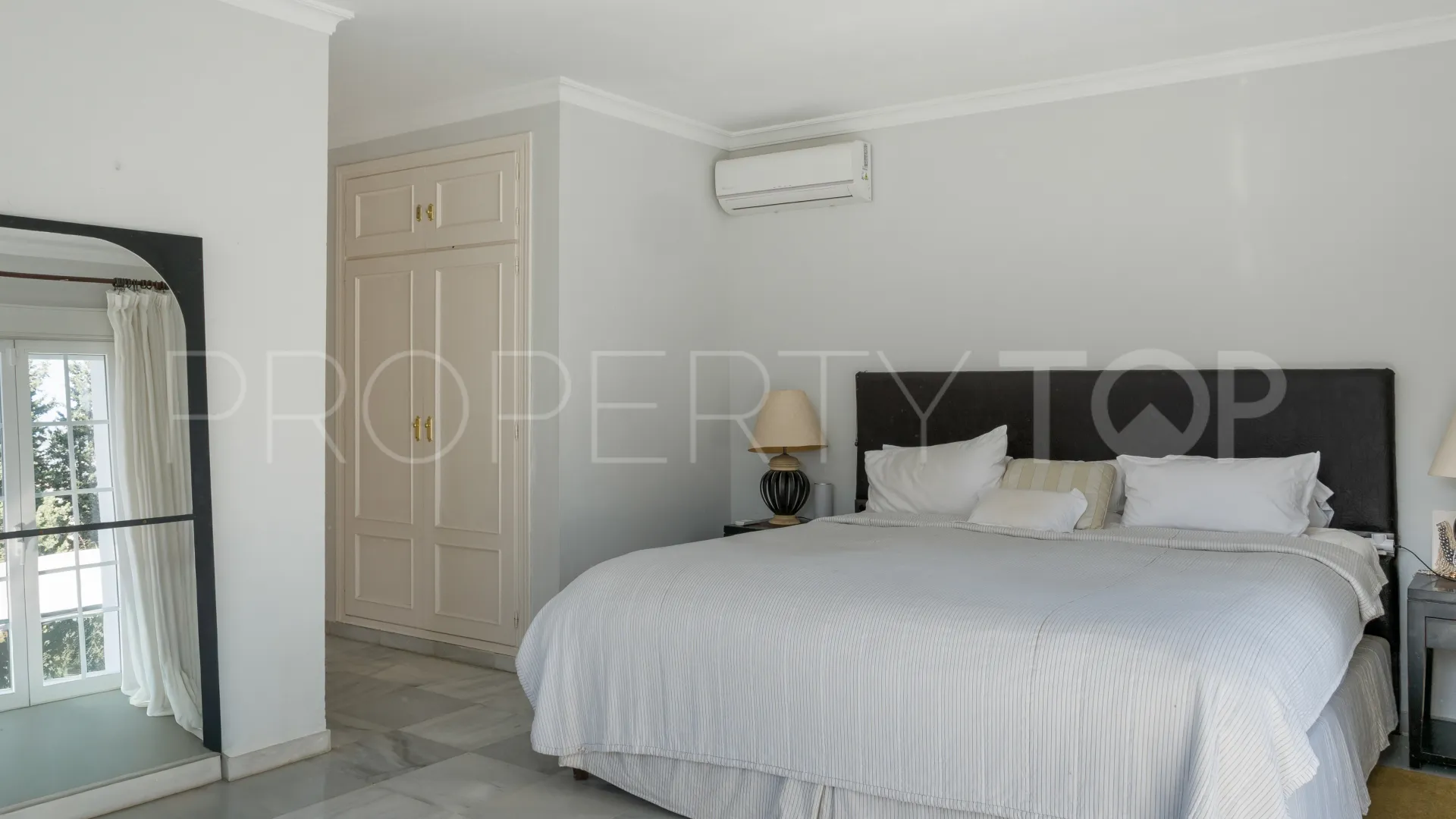 Villa with 5 bedrooms for sale in Nueva Andalucia