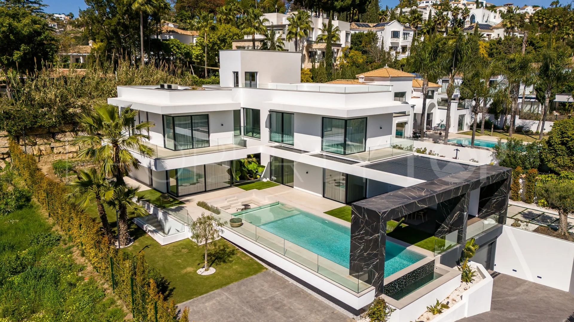 For sale 6 bedrooms villa in Paraiso Alto