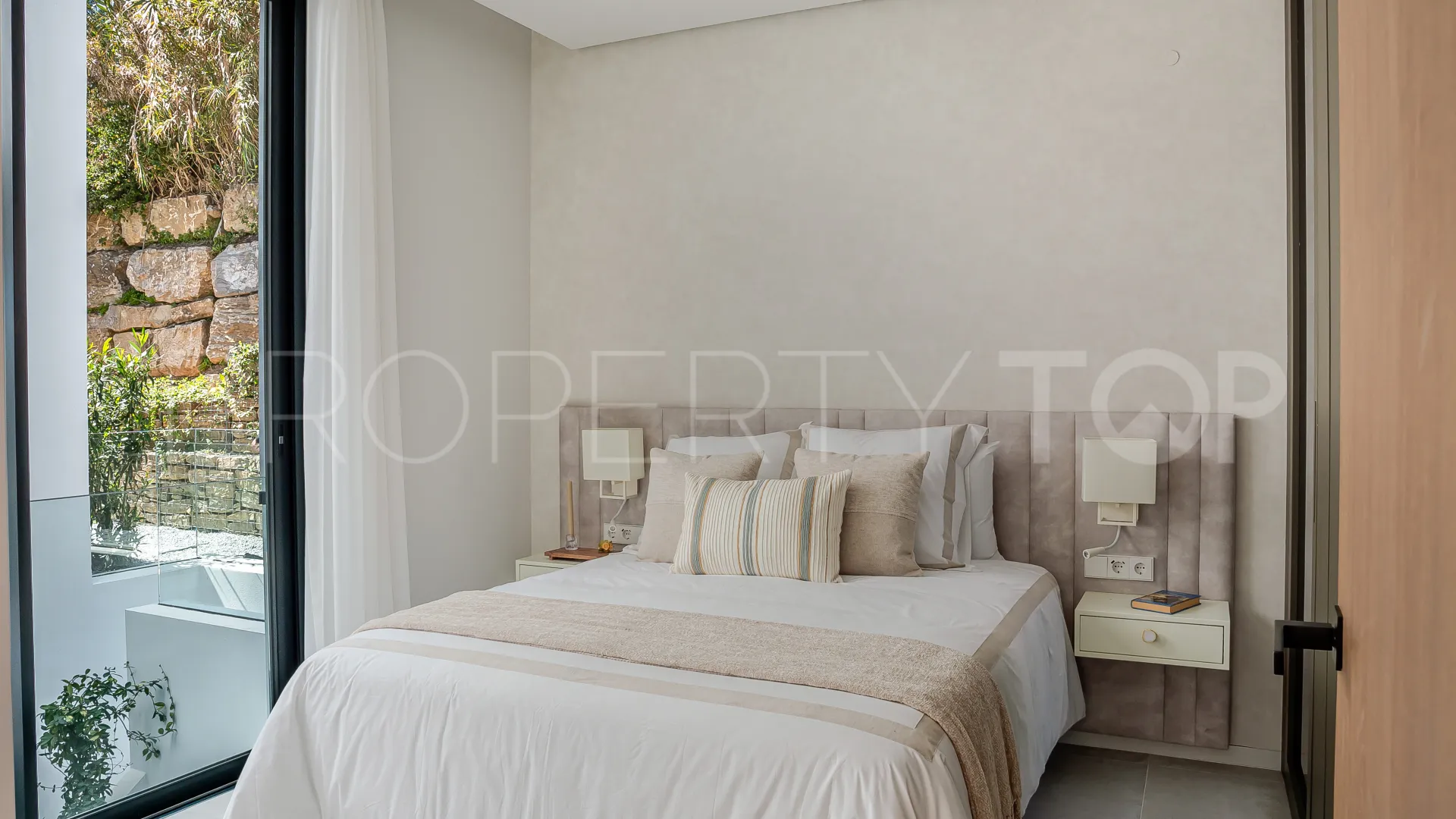 For sale 6 bedrooms villa in Paraiso Alto