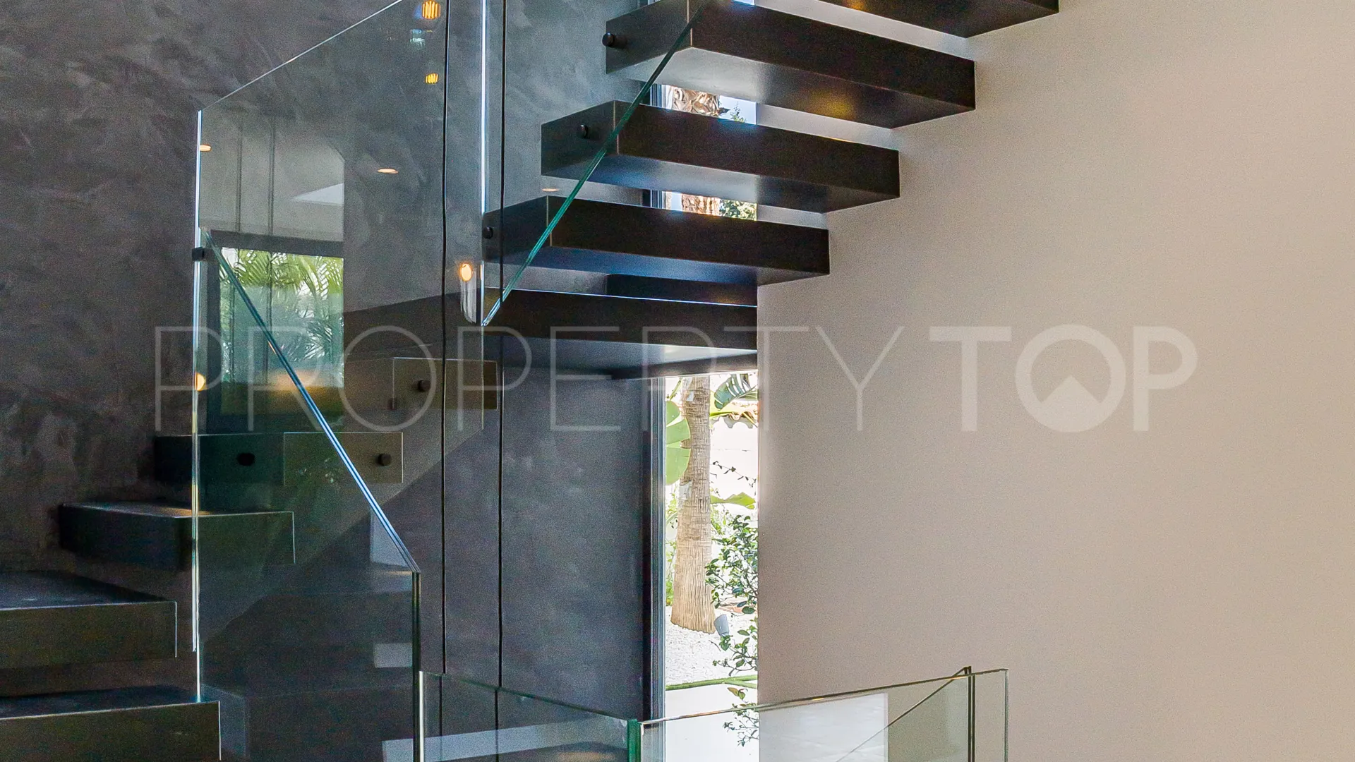 For sale 6 bedrooms villa in Paraiso Alto