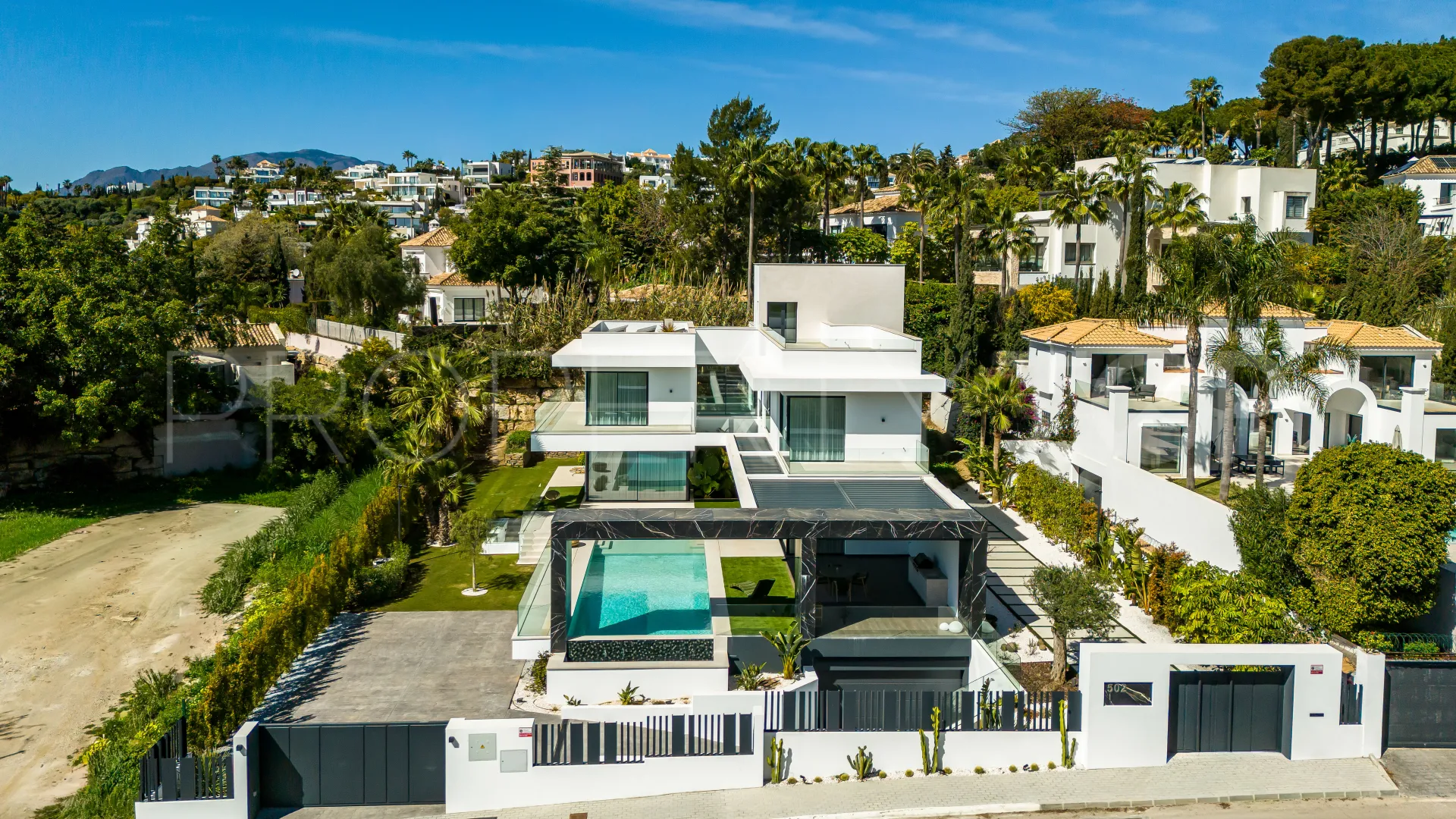 For sale 6 bedrooms villa in Paraiso Alto