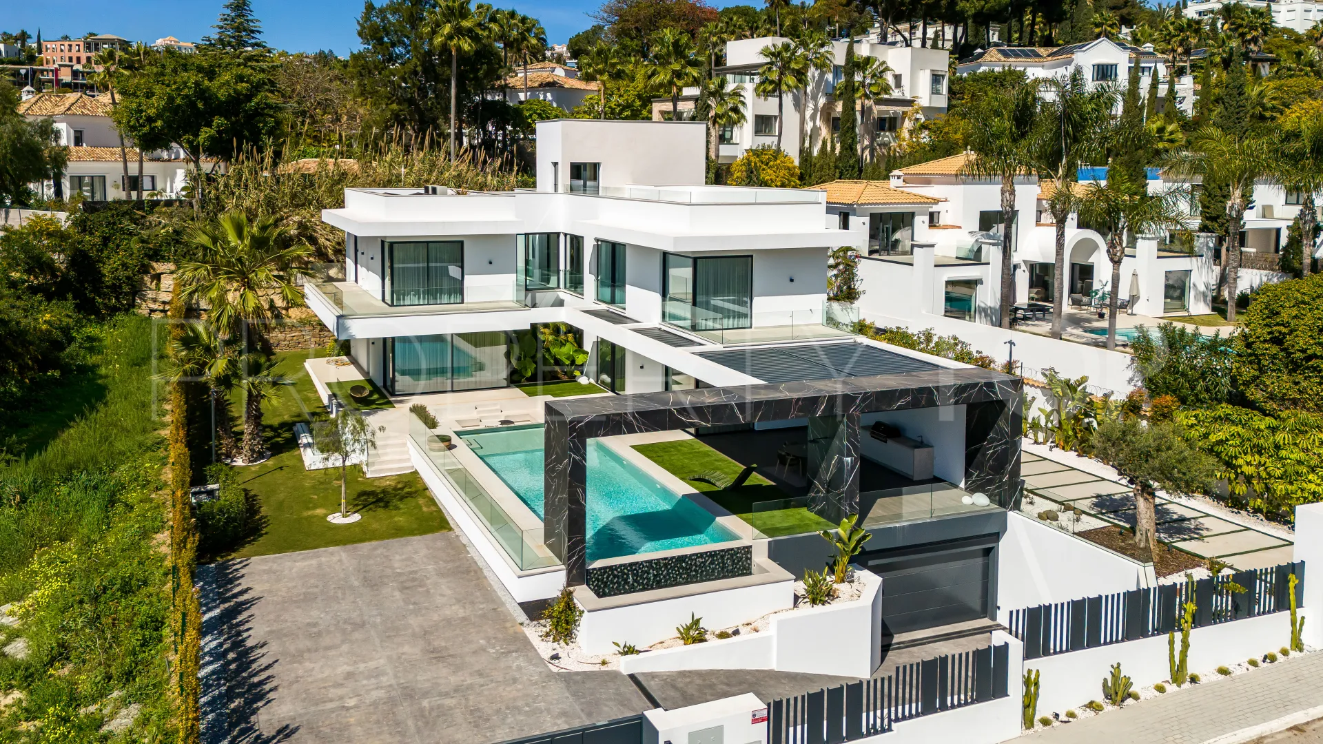 For sale 6 bedrooms villa in Paraiso Alto