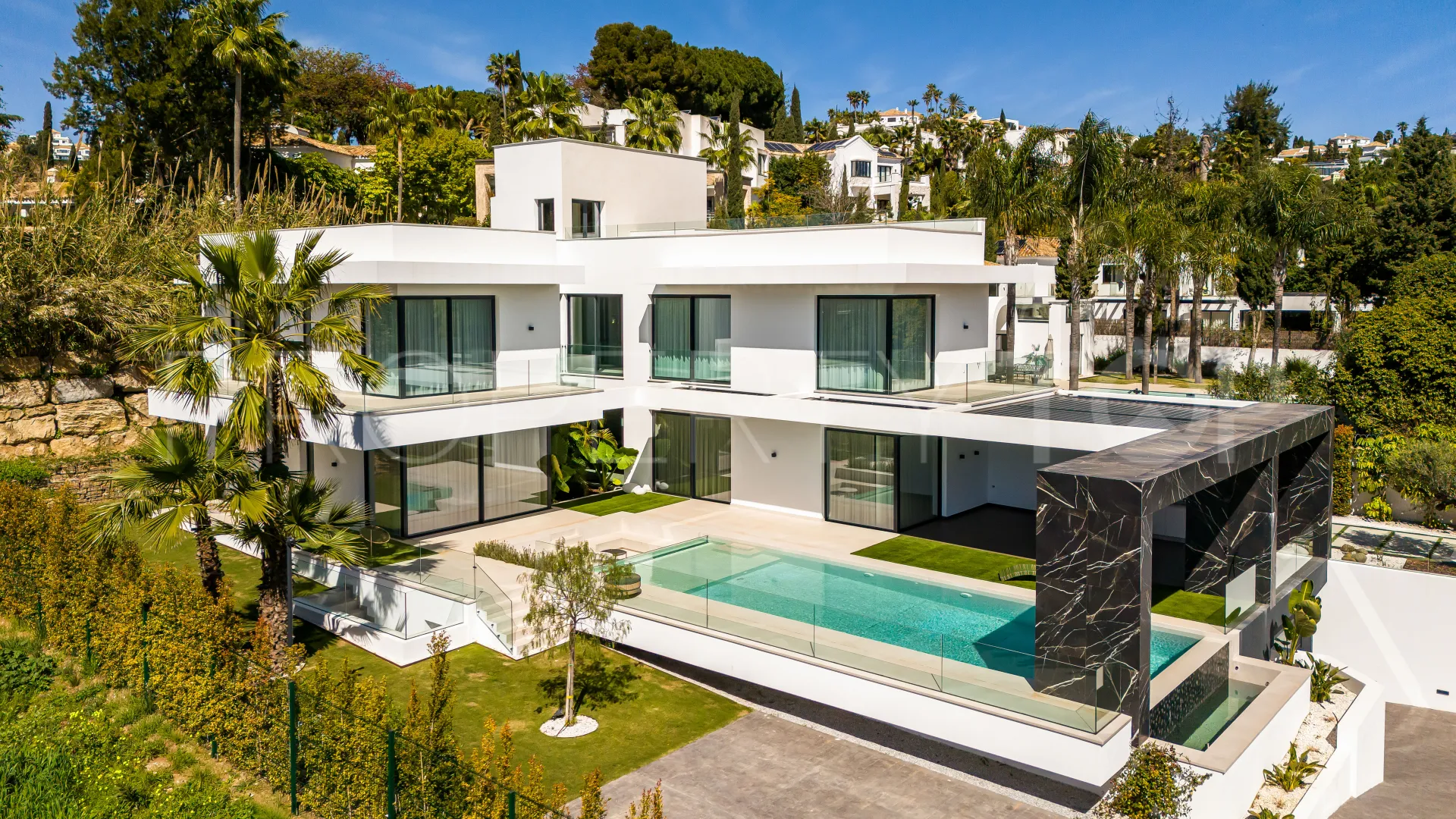 For sale 6 bedrooms villa in Paraiso Alto
