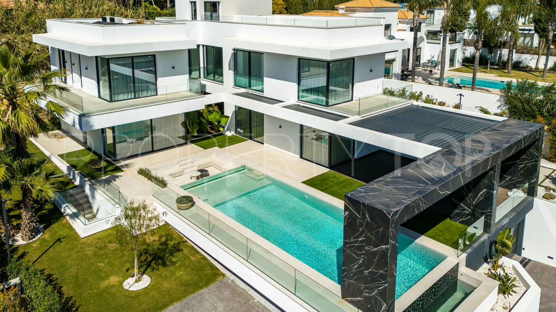 For sale 6 bedrooms villa in Paraiso Alto