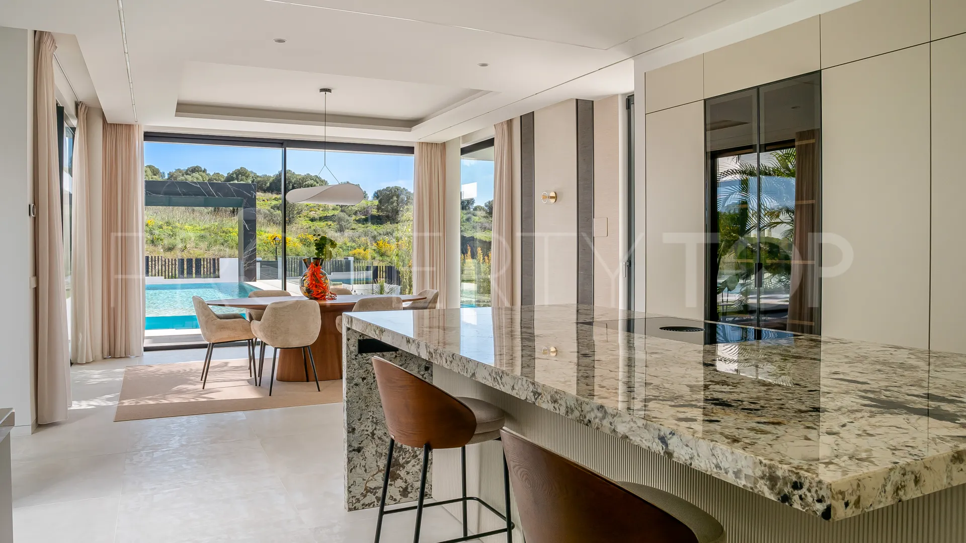 For sale 6 bedrooms villa in Paraiso Alto