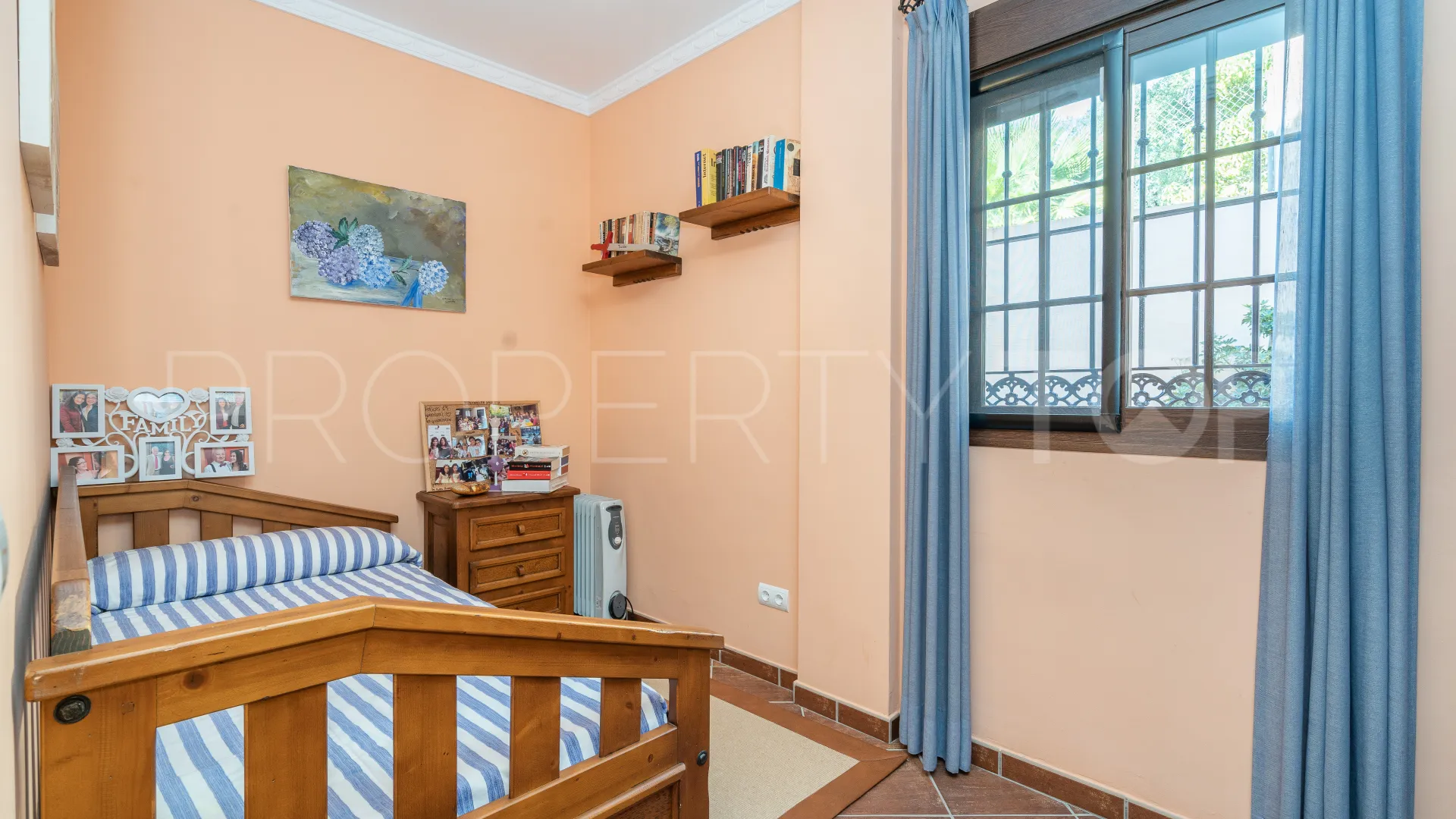 Villa for sale in Altos de Estepona with 8 bedrooms