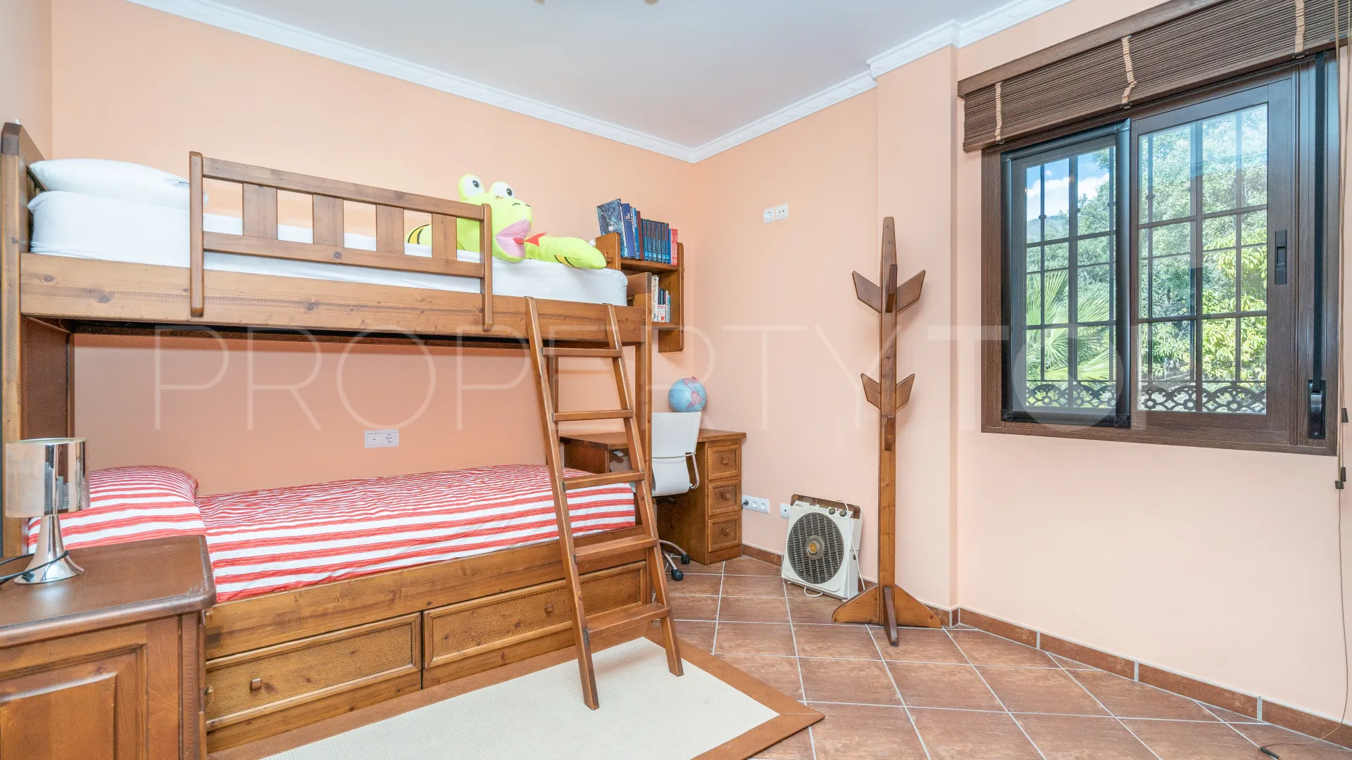 Villa for sale in Altos de Estepona with 8 bedrooms