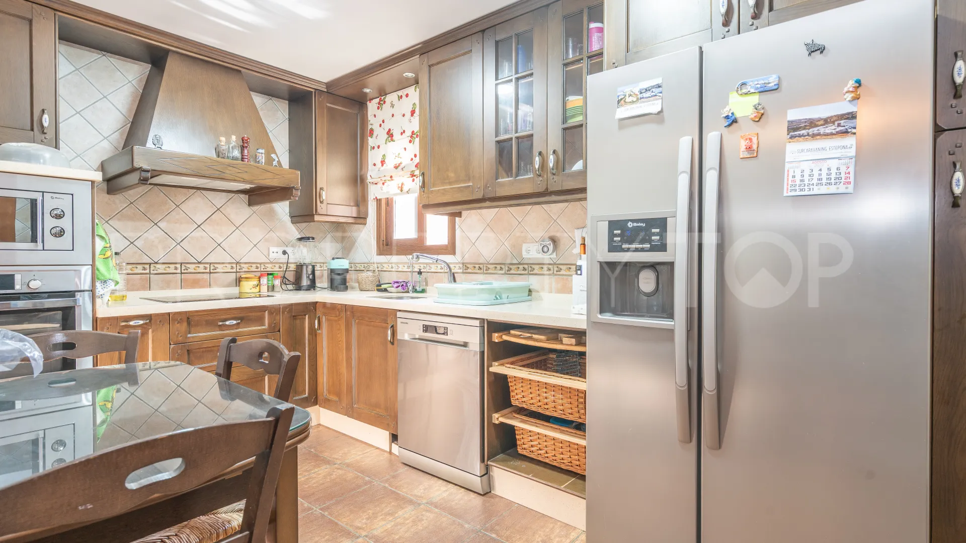 Villa for sale in Altos de Estepona with 8 bedrooms