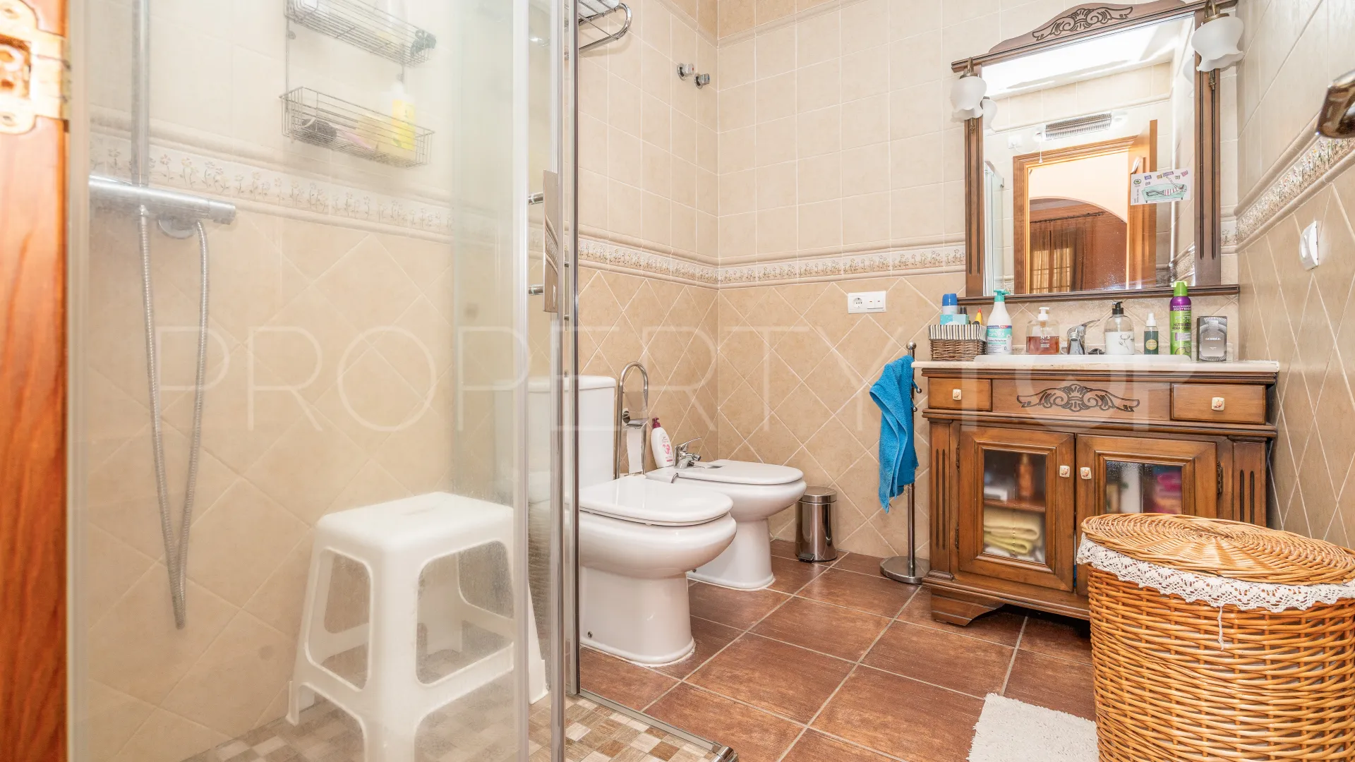 Villa for sale in Altos de Estepona with 8 bedrooms