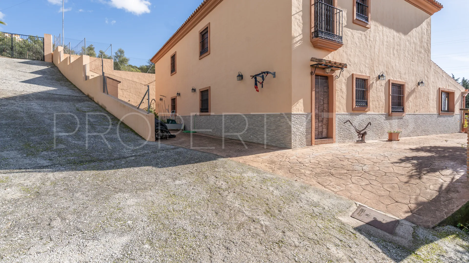 Villa for sale in Altos de Estepona with 8 bedrooms
