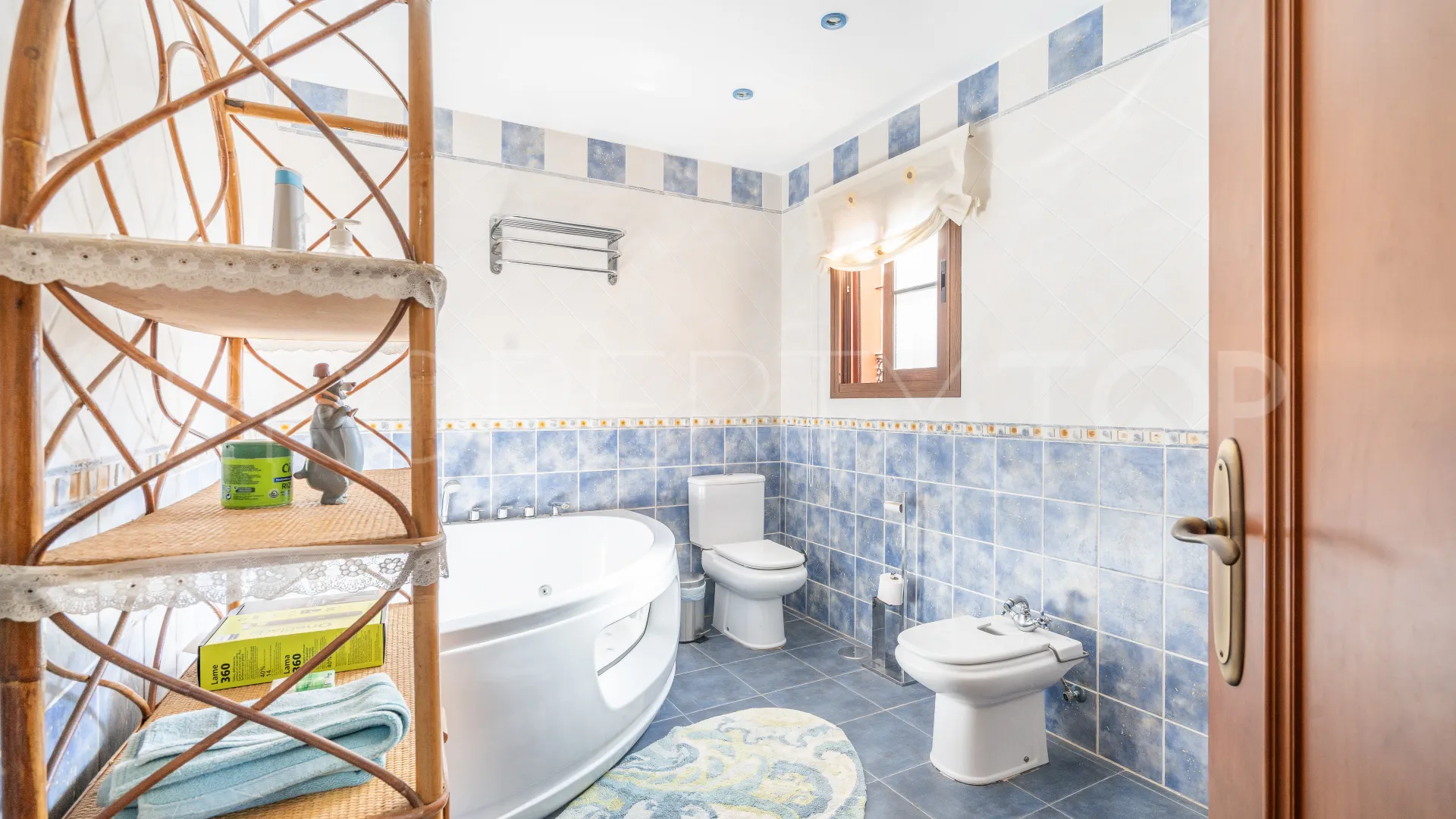 Villa for sale in Altos de Estepona with 8 bedrooms