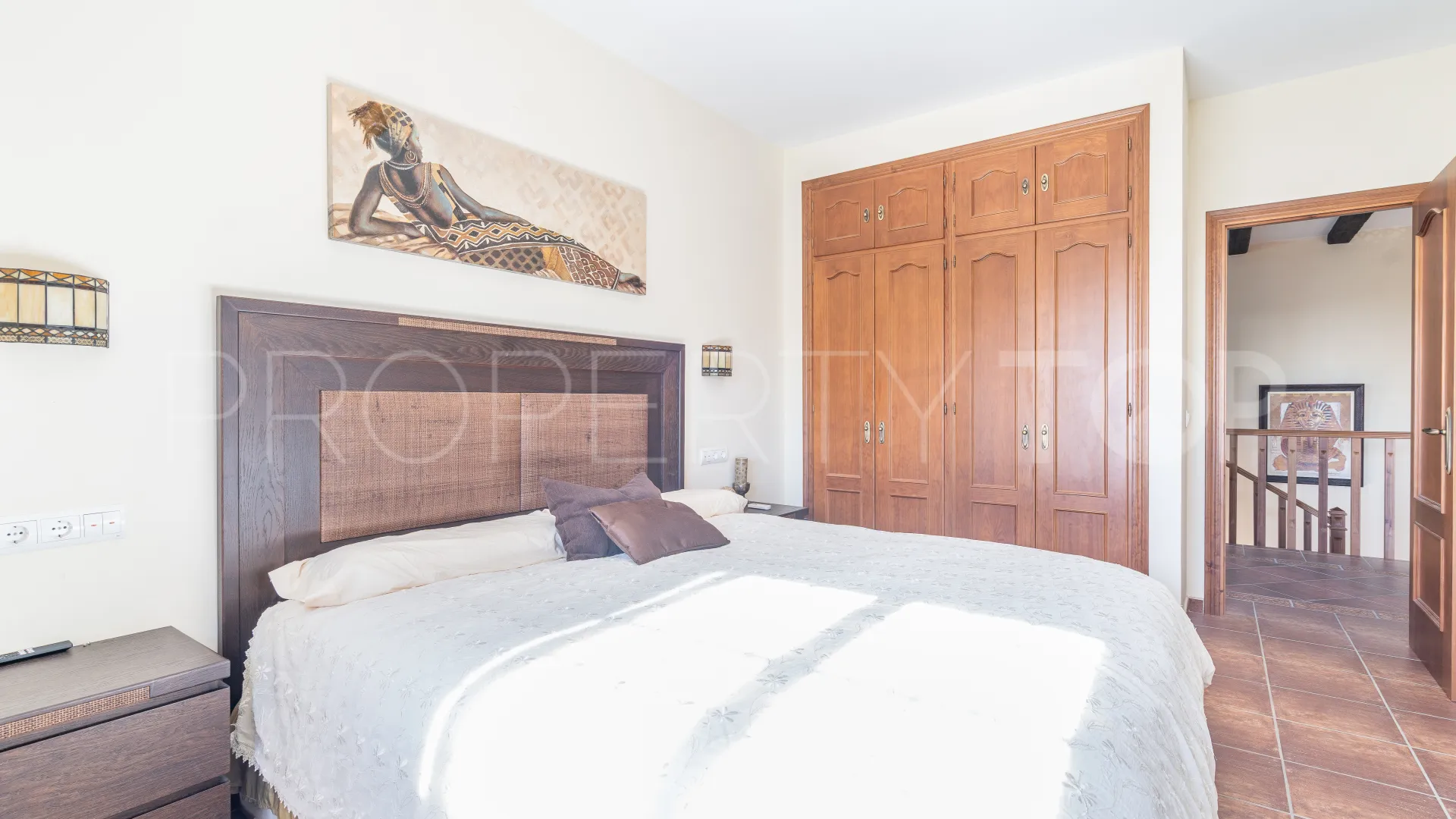 Villa for sale in Altos de Estepona with 8 bedrooms
