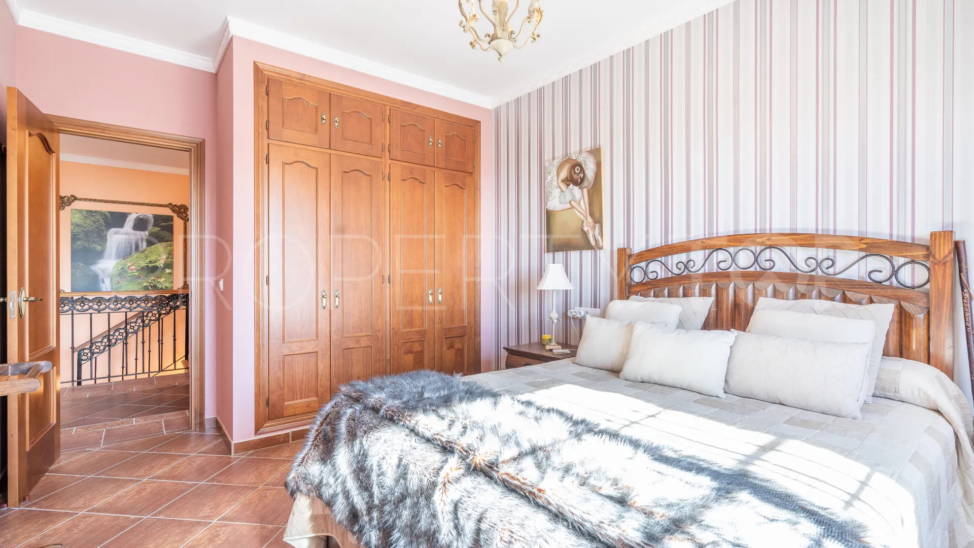 Villa for sale in Altos de Estepona with 8 bedrooms