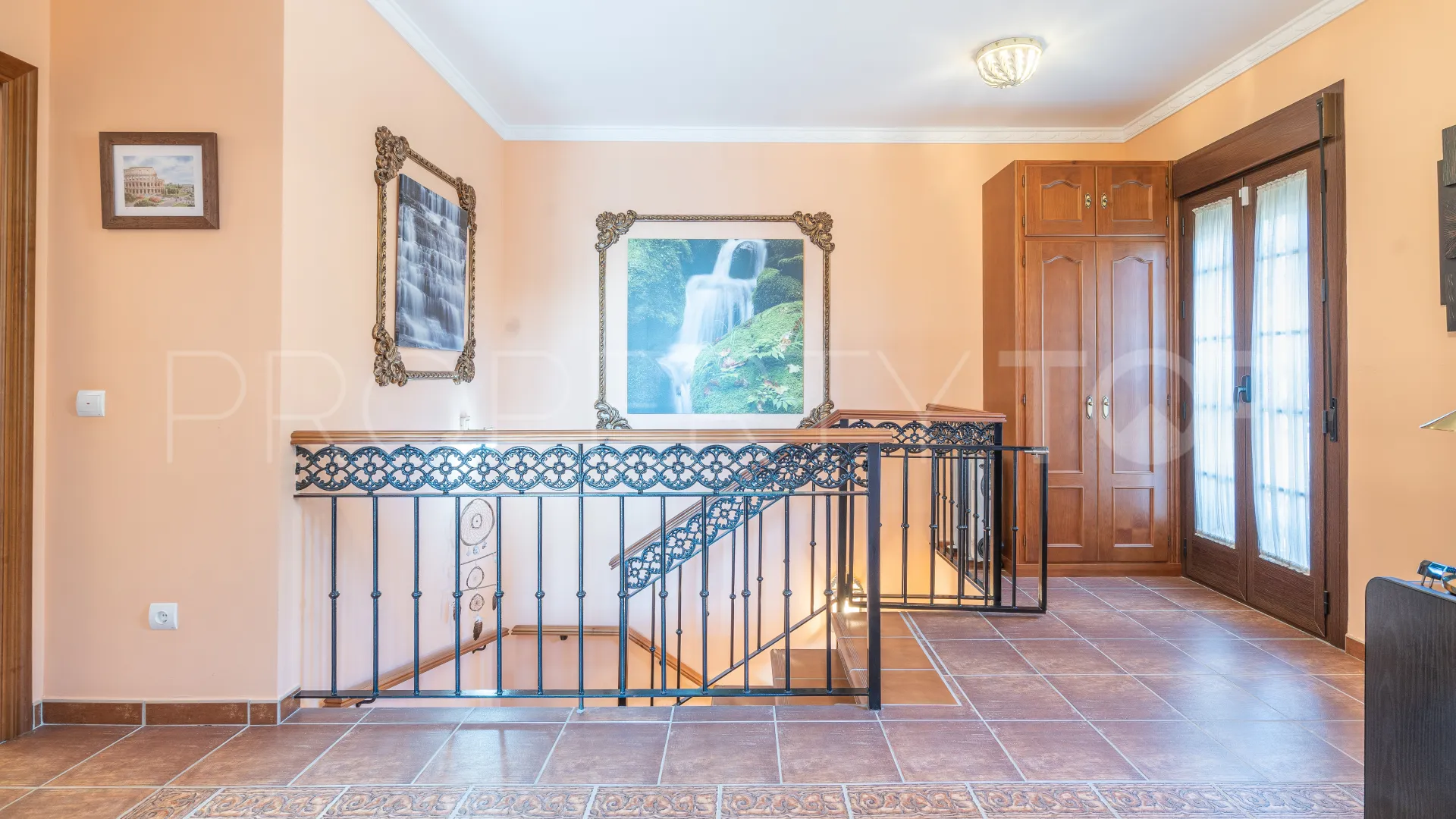 Villa for sale in Altos de Estepona with 8 bedrooms