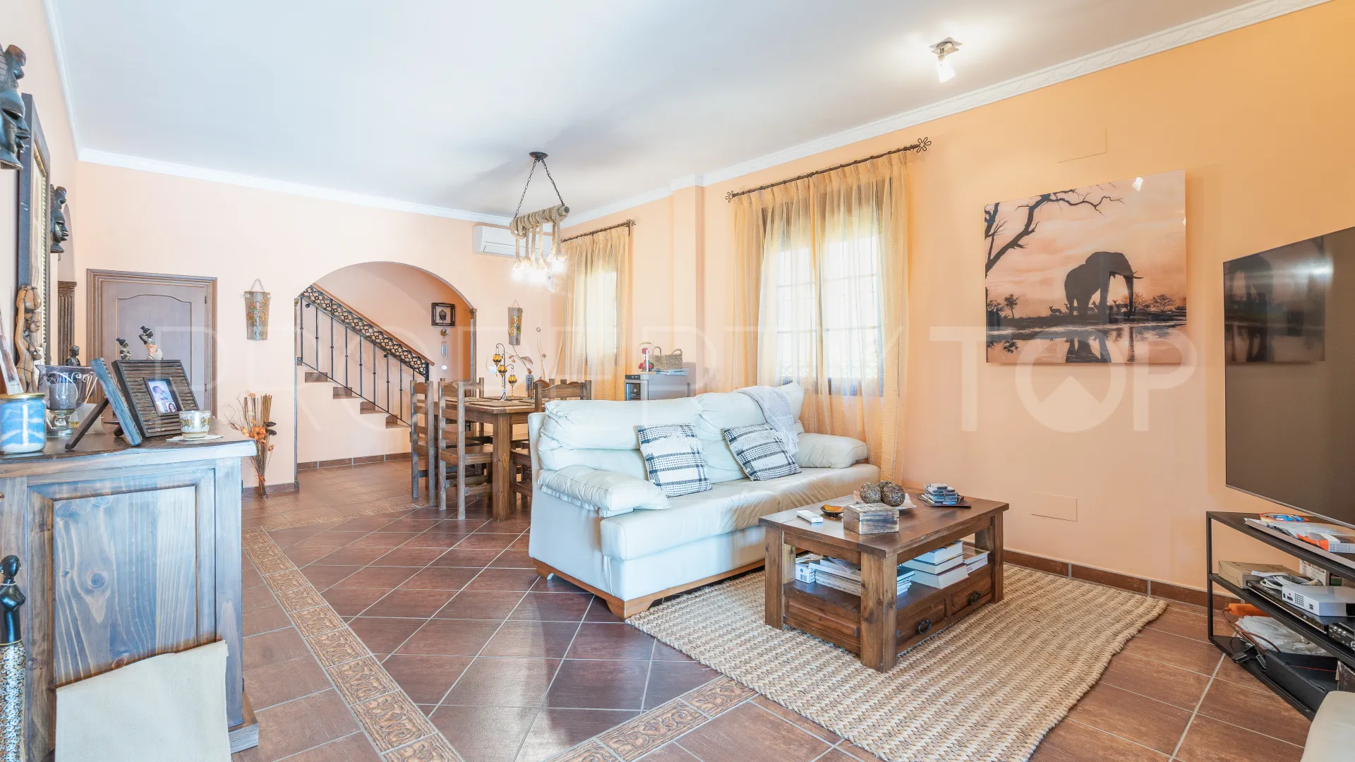 Villa for sale in Altos de Estepona with 8 bedrooms