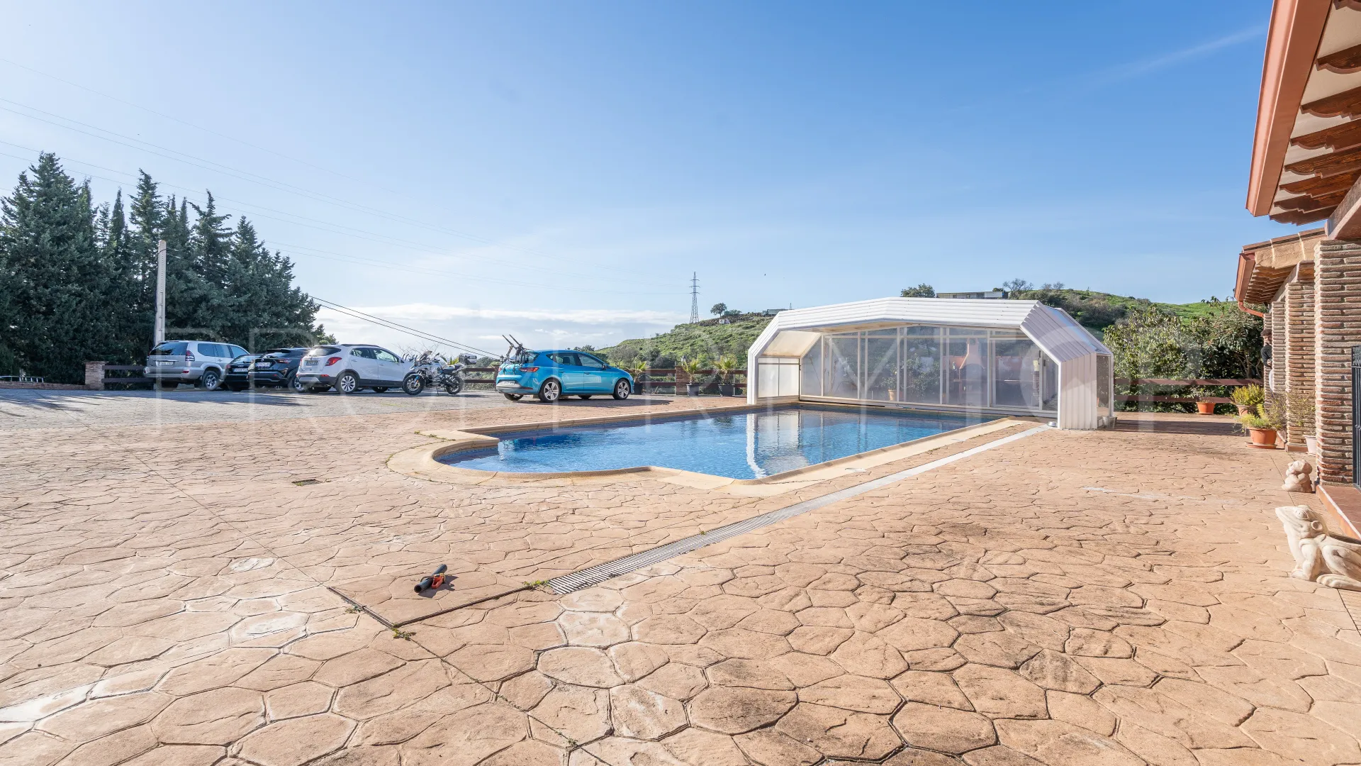 Villa for sale in Altos de Estepona with 8 bedrooms