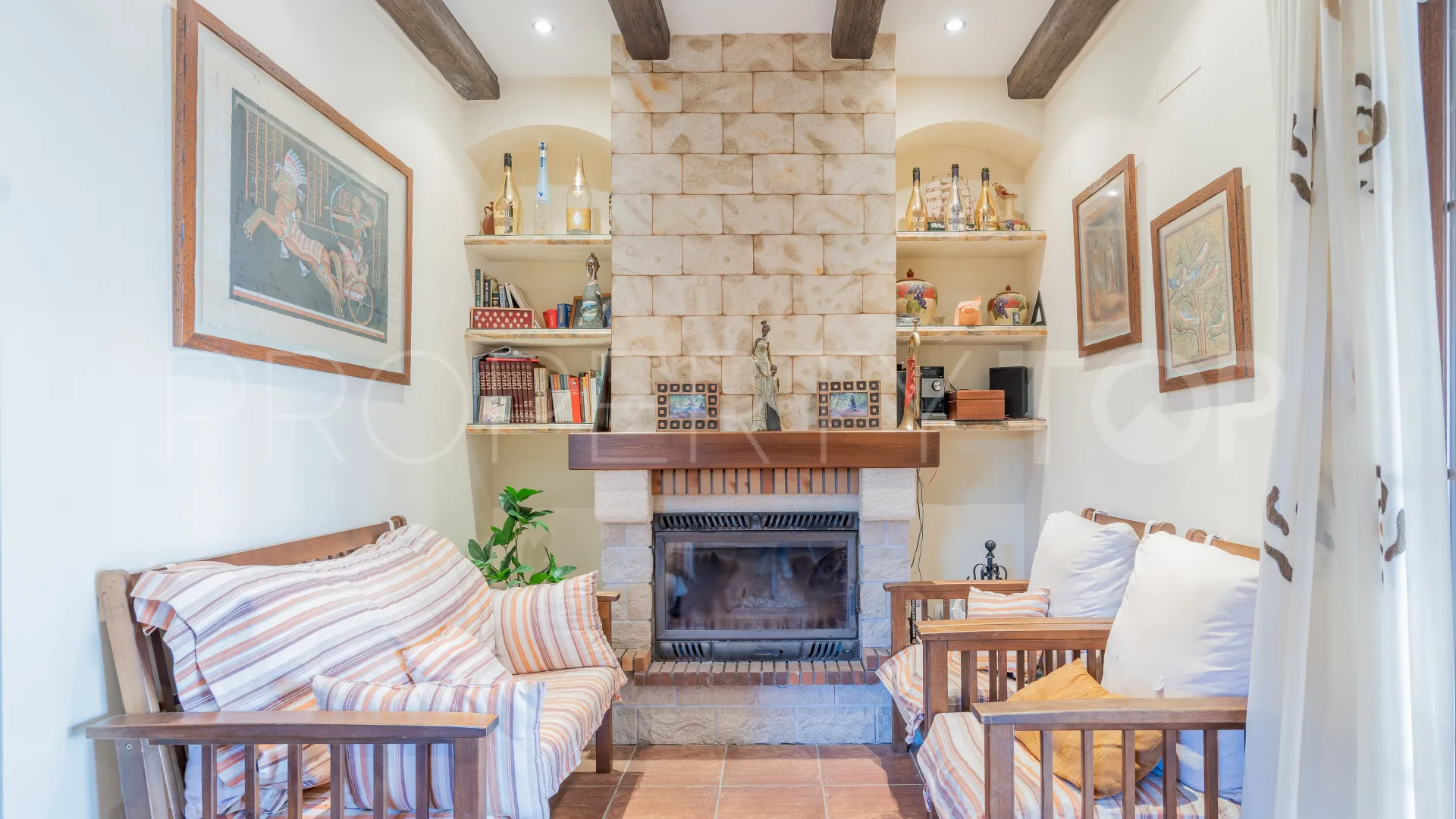 Villa for sale in Altos de Estepona with 8 bedrooms
